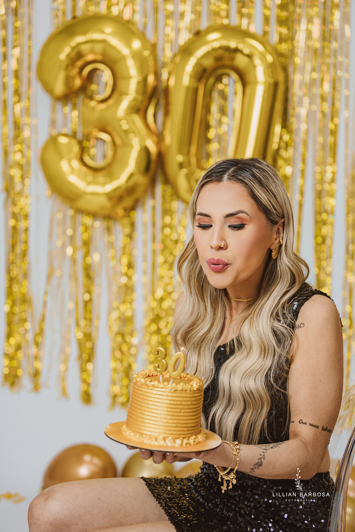 ensaio-pessoal-ensaio-de-aniversario-fotos-de-trinta-anos-vestido-preto-e-brilho-baloes-cortina-prata-estudio-lillian-barbosa-fotografa-de-lauro-muller-

