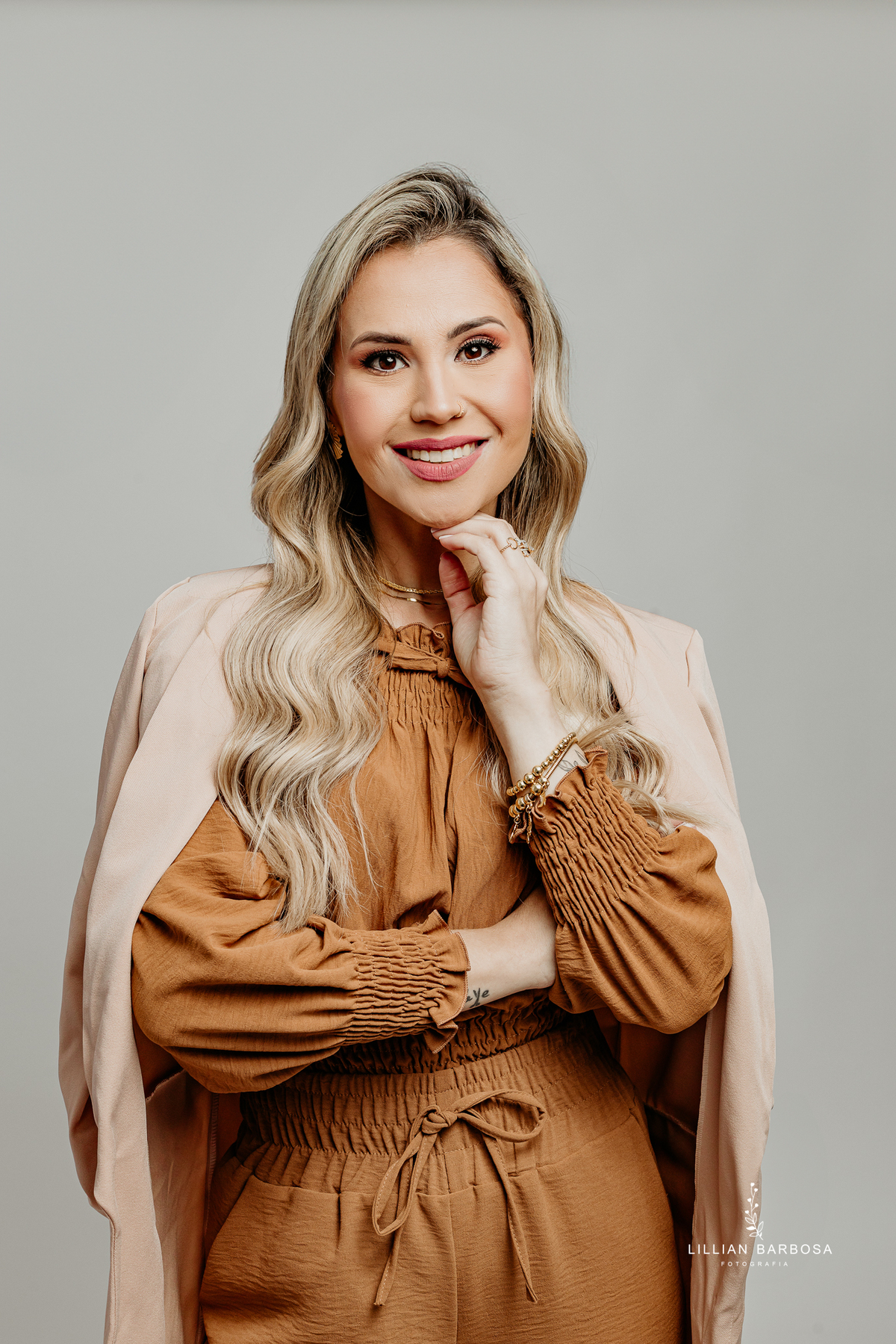 ensaio-pessoal-ensaio-de-aniversario-fotos-de-trinta-anos-vestido-preto-e-brilho-baloes-cortina-prata-estudio-lillian-barbosa-fotografa-de-lauro-muller-