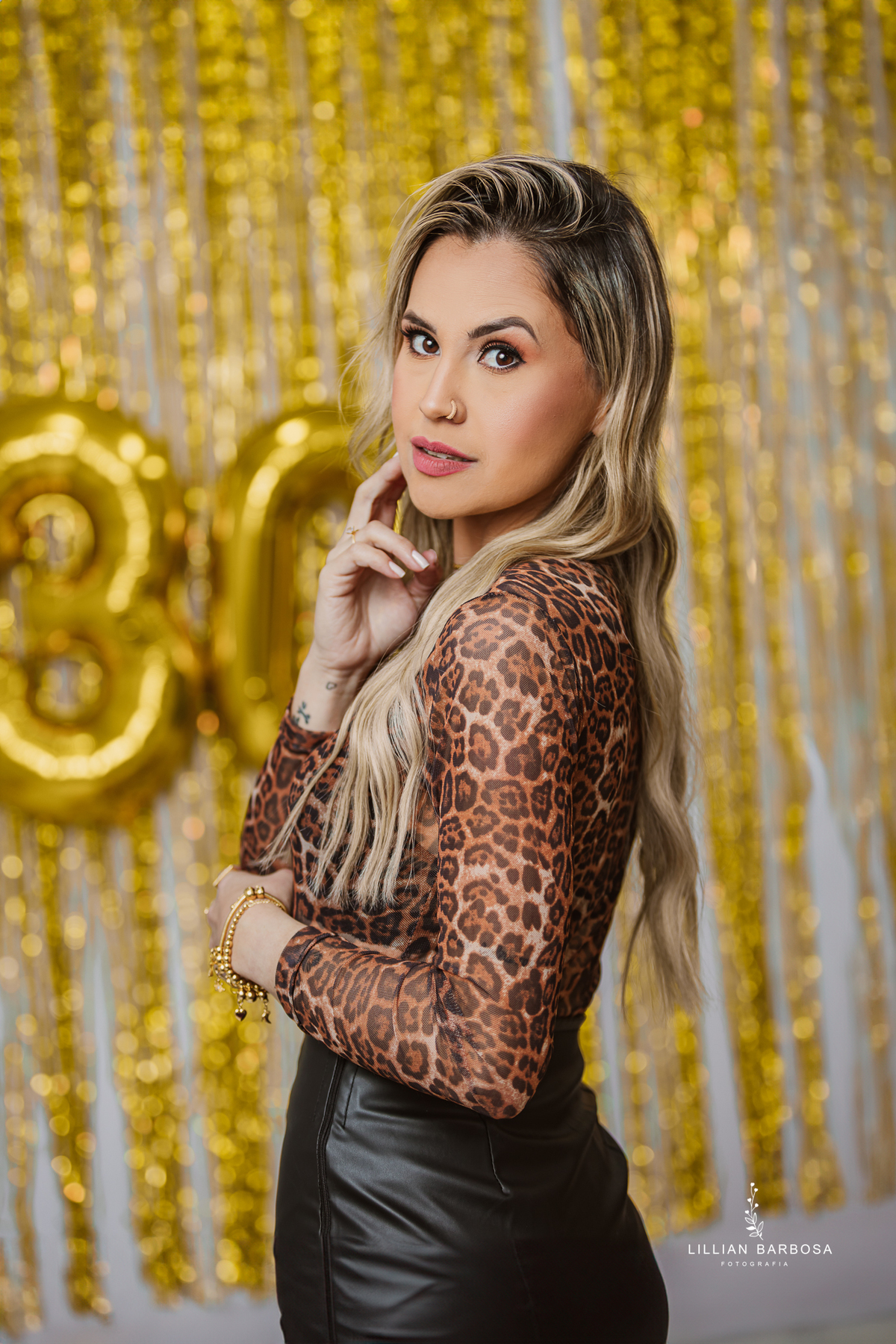 ensaio-pessoal-ensaio-de-aniversario-fotos-de-trinta-anos-vestido-preto-e-brilho-baloes-cortina-prata-estudio-lillian-barbosa-fotografa-de-lauro-muller-

