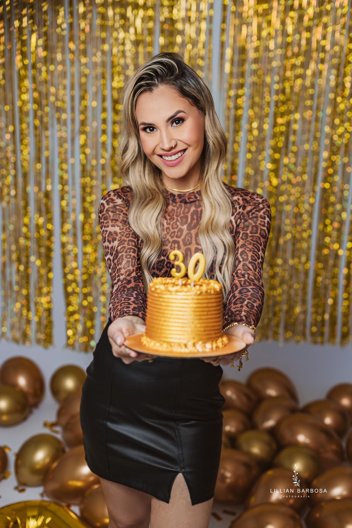 ensaio-pessoal-ensaio-de-aniversario-fotos-de-trinta-anos-vestido-preto-e-brilho-baloes-cortina-prata-estudio-lillian-barbosa-fotografa-de-lauro-muller-

