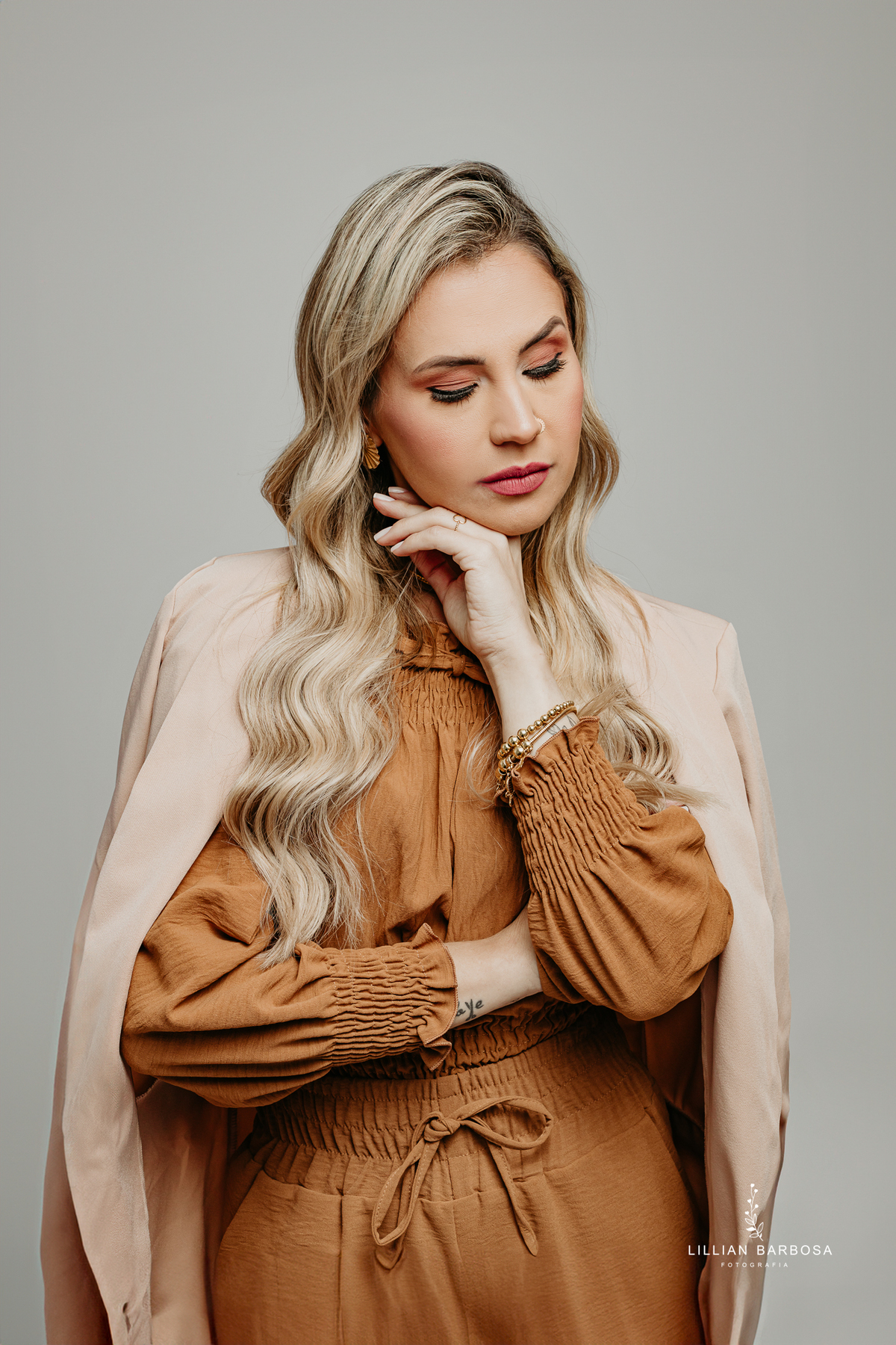 ensaio-pessoal-ensaio-de-aniversario-fotos-de-trinta-anos-vestido-preto-e-brilho-baloes-cortina-prata-estudio-lillian-barbosa-fotografa-de-lauro-muller-

