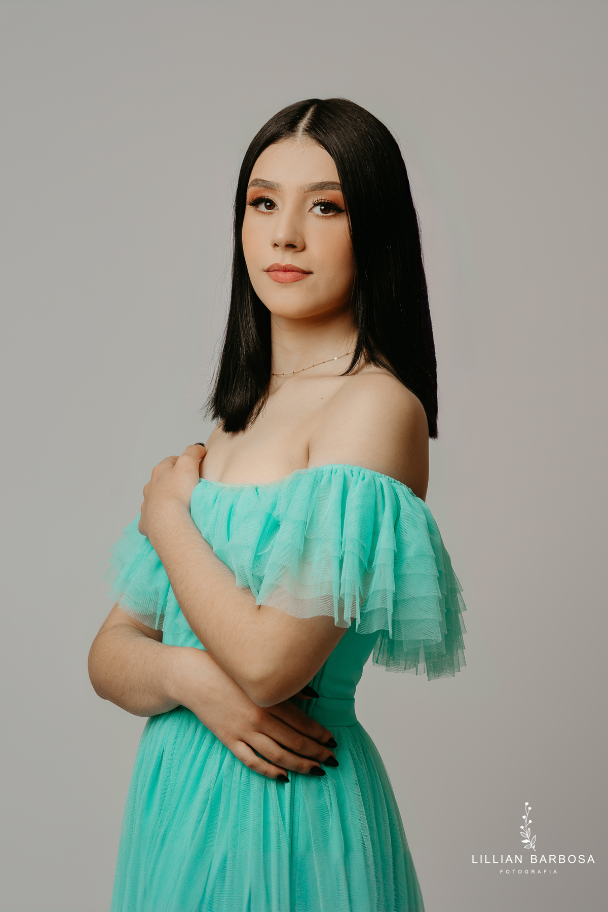 ensaio-pessoal-ensaio-de-aniversario-fotos-de-tezessete-anos-vestido-preto-e-brilho-baloes-cortina-prata-estudio-lillian-barbosa-fotografa-de-lauro-muller-