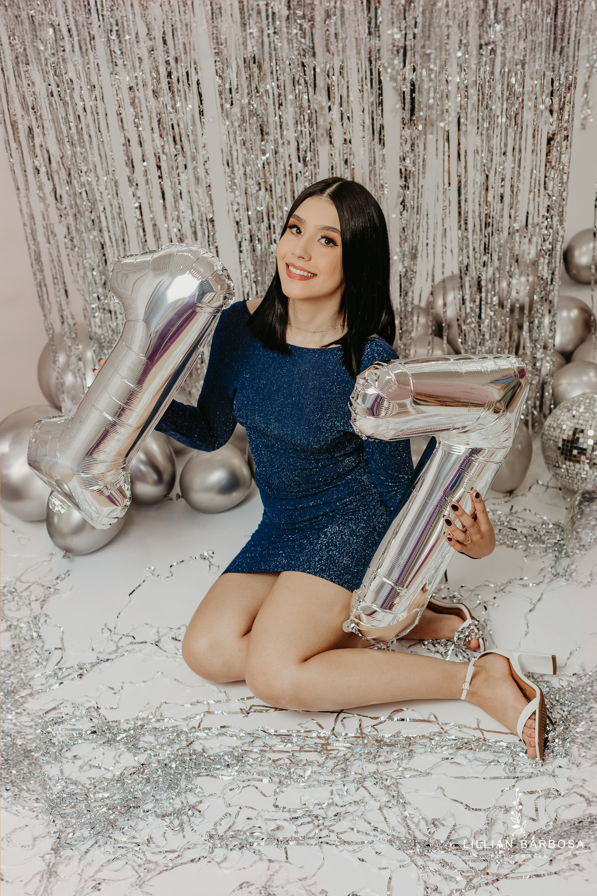 ensaio-pessoal-ensaio-de-aniversario-fotos-de-tezessete-anos-vestido-preto-e-brilho-baloes-cortina-prata-estudio-lillian-barbosa-fotografa-de-lauro-muller-