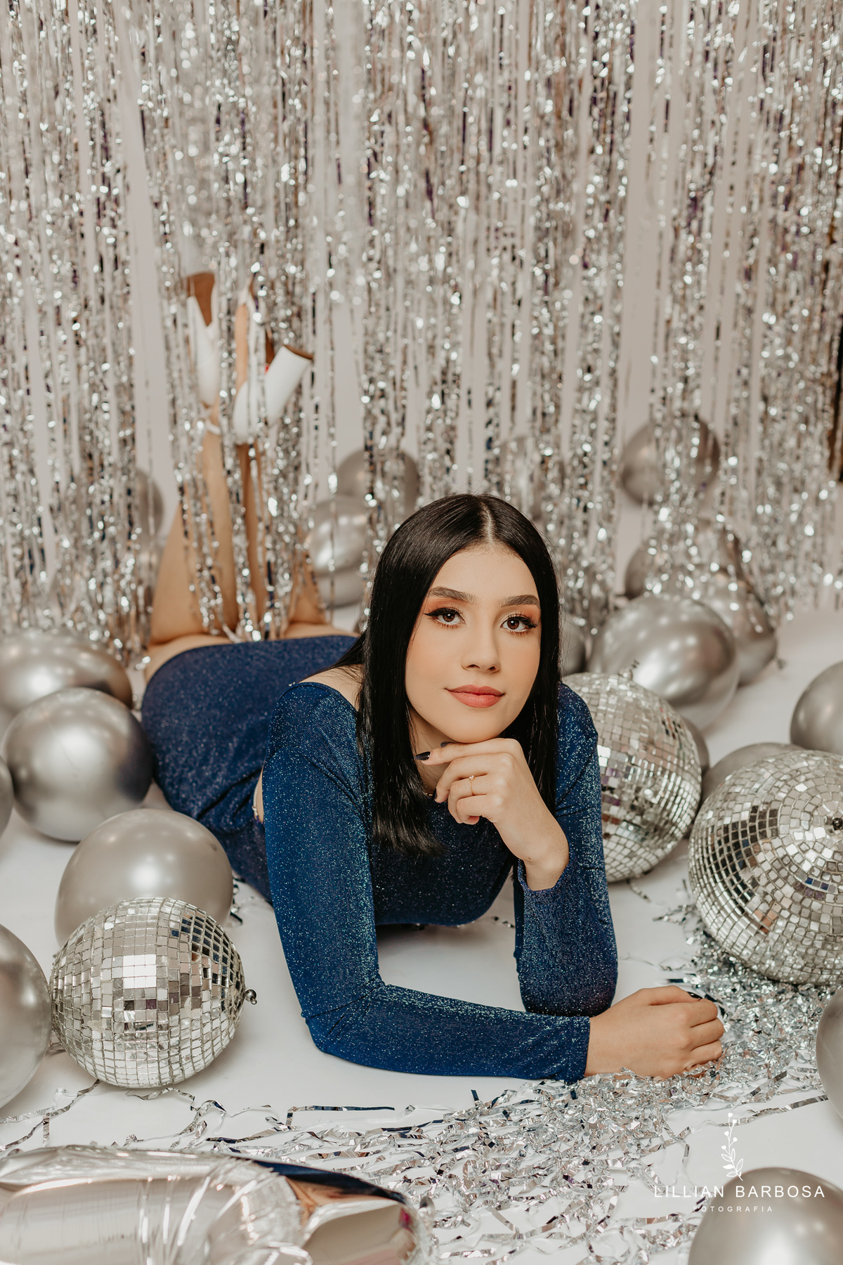 ensaio-pessoal-ensaio-de-aniversario-fotos-de-tezessete-anos-vestido-preto-e-brilho-baloes-cortina-prata-estudio-lillian-barbosa-fotografa-de-lauro-muller-