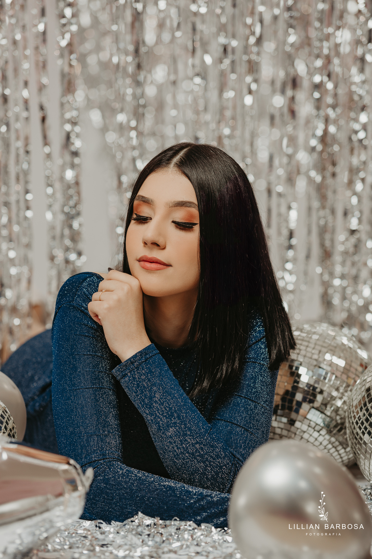 ensaio-pessoal-ensaio-de-aniversario-fotos-de-tezessete-anos-vestido-preto-e-brilho-baloes-cortina-prata-estudio-lillian-barbosa-fotografa-de-lauro-muller-