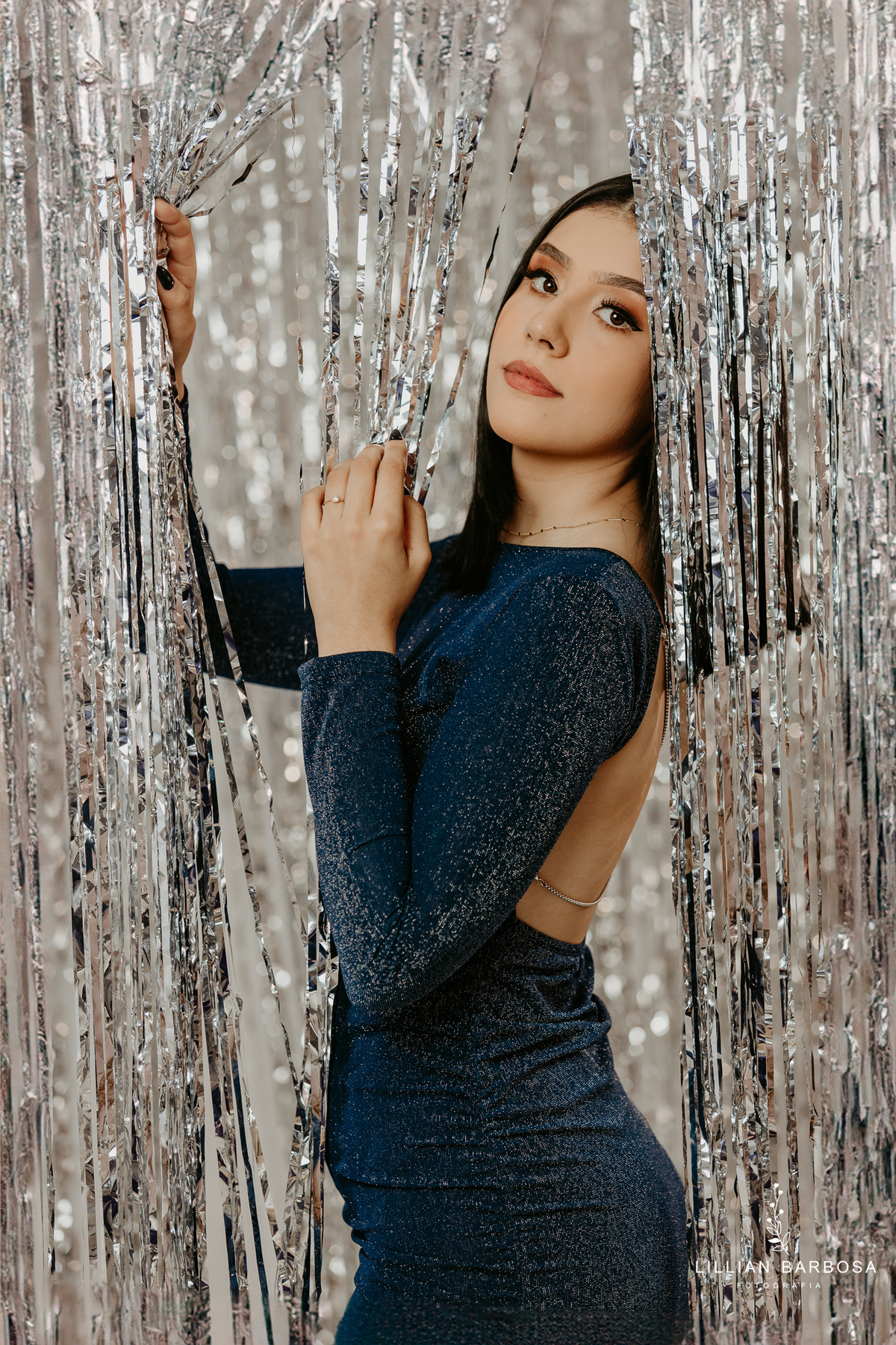 ensaio-pessoal-ensaio-de-aniversario-fotos-de-tezessete-anos-vestido-preto-e-brilho-baloes-cortina-prata-estudio-lillian-barbosa-fotografa-de-lauro-muller-