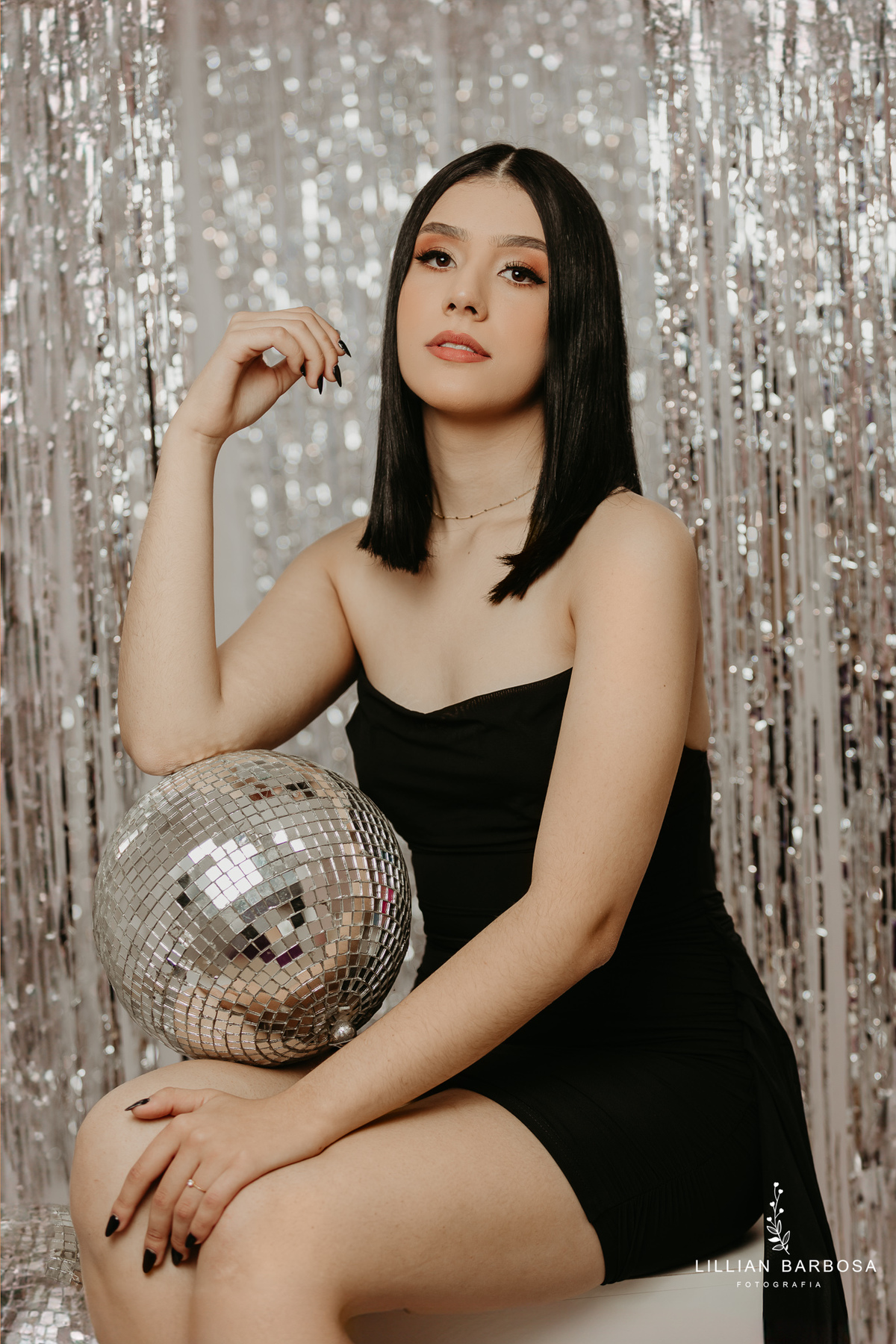 ensaio-pessoal-ensaio-de-aniversario-fotos-de-tezessete-anos-vestido-preto-e-brilho-baloes-cortina-prata-estudio-lillian-barbosa-fotografa-de-lauro-muller-
