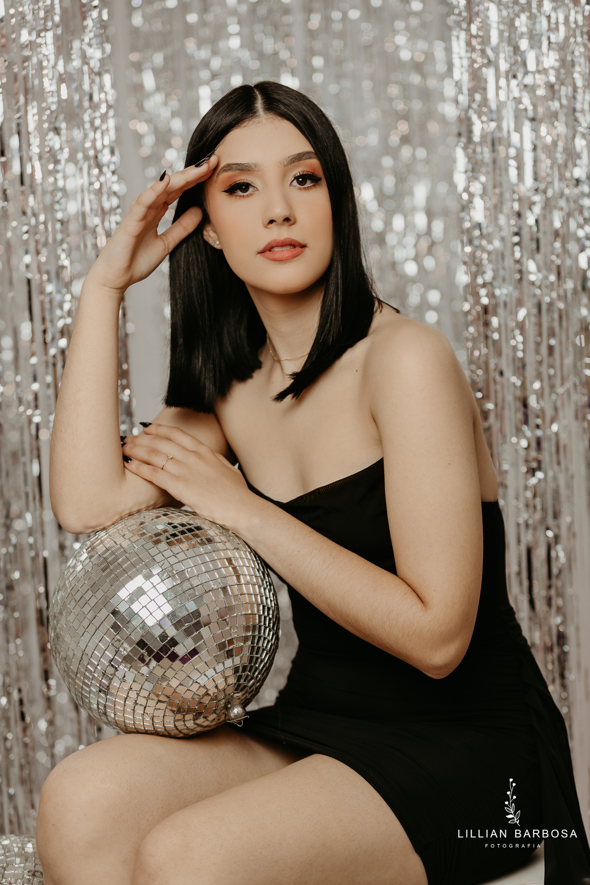 ensaio-pessoal-ensaio-de-aniversario-fotos-de-tezessete-anos-vestido-preto-e-brilho-baloes-cortina-prata-estudio-lillian-barbosa-fotografa-de-lauro-muller-