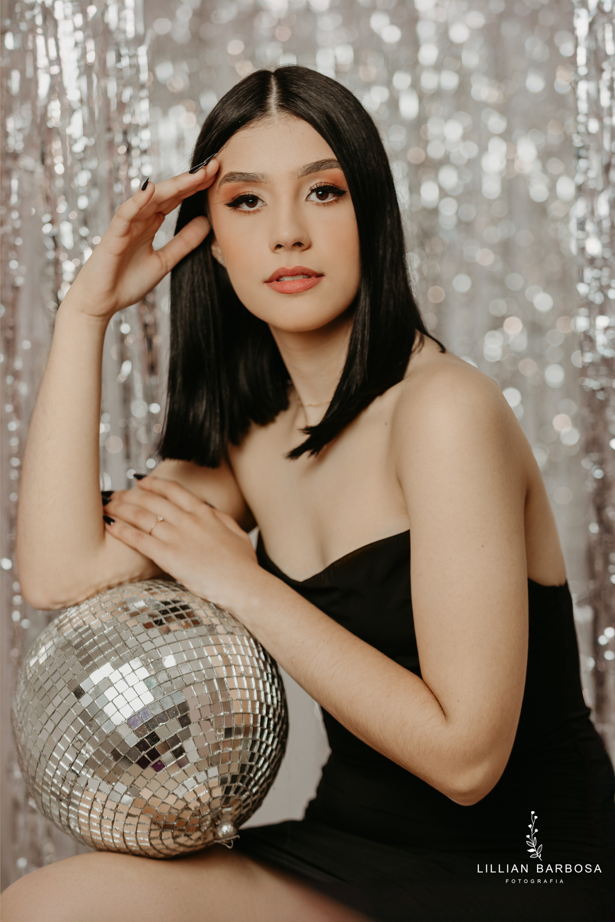 ensaio-pessoal-ensaio-de-aniversario-fotos-de-tezessete-anos-vestido-preto-e-brilho-baloes-cortina-prata-estudio-lillian-barbosa-fotografa-de-lauro-muller-
