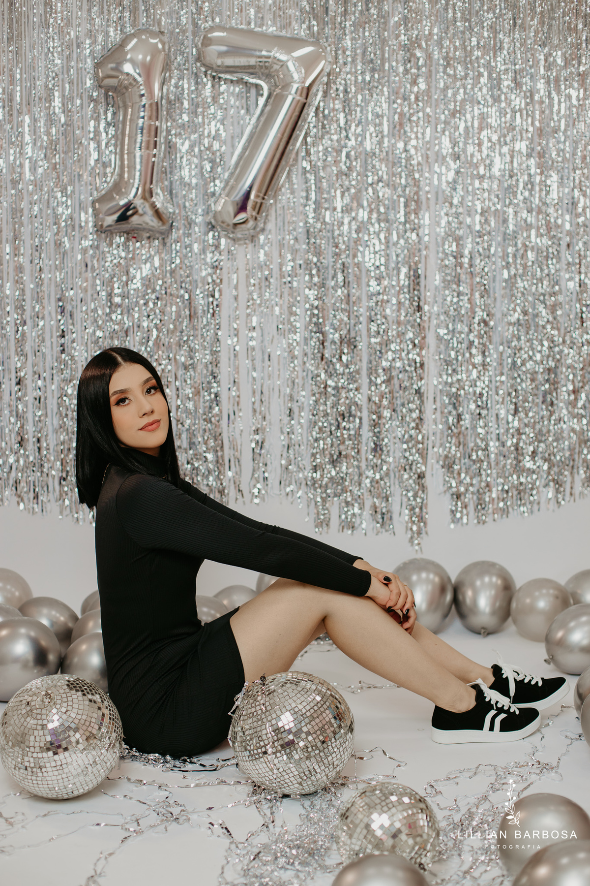 ensaio-pessoal-ensaio-de-aniversario-fotos-de-tezessete-anos-vestido-preto-e-brilho-baloes-cortina-prata-estudio-lillian-barbosa-fotografa-de-lauro-muller-