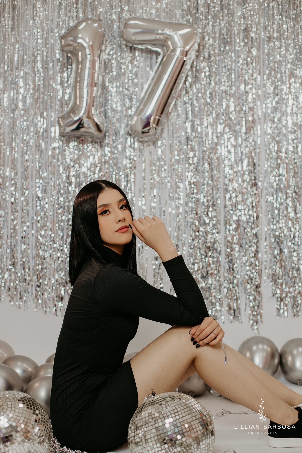 ensaio-pessoal-ensaio-de-aniversario-fotos-de-tezessete-anos-vestido-preto-e-brilho-baloes-cortina-prata-estudio-lillian-barbosa-fotografa-de-lauro-muller-