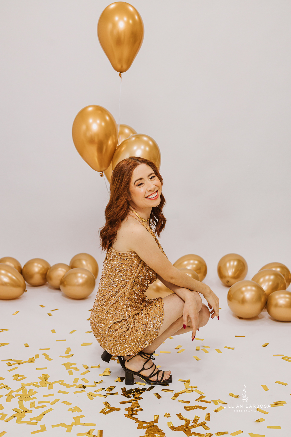 ensaio-pessoal-ensaio-de-aniversario-fotos-de-trita-anos-vestido-preto-e-brilho-baloes-cortina-prata-estudio-lillian-barbosa-fotografa-de-lauro-muller-