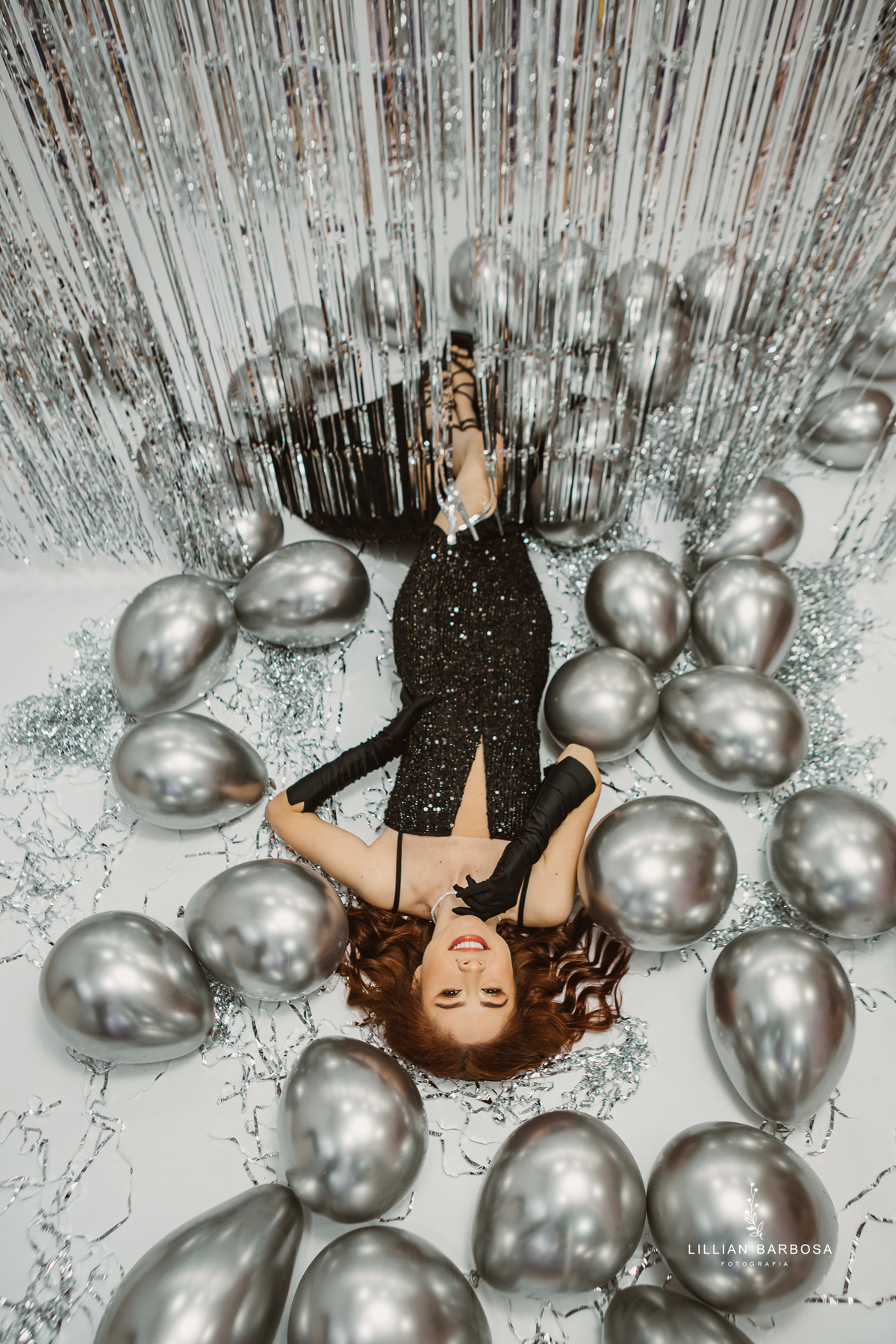 ensaio-pessoal-ensaio-de-aniversario-fotos-de-trita-anos-vestido-preto-e-brilho-baloes-cortina-prata-estudio-lillian-barbosa-fotografa-de-lauro-muller-