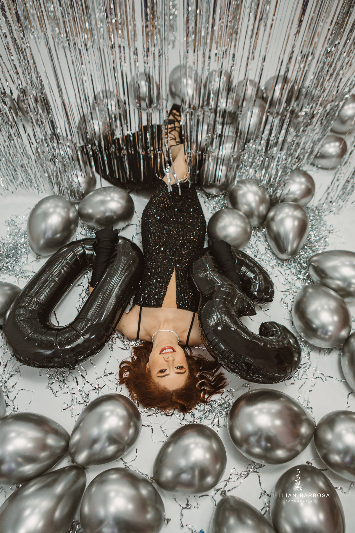 ensaio-pessoal-ensaio-de-aniversario-fotos-de-trita-anos-vestido-preto-e-brilho-baloes-cortina-prata-estudio-lillian-barbosa-fotografa-de-lauro-muller-