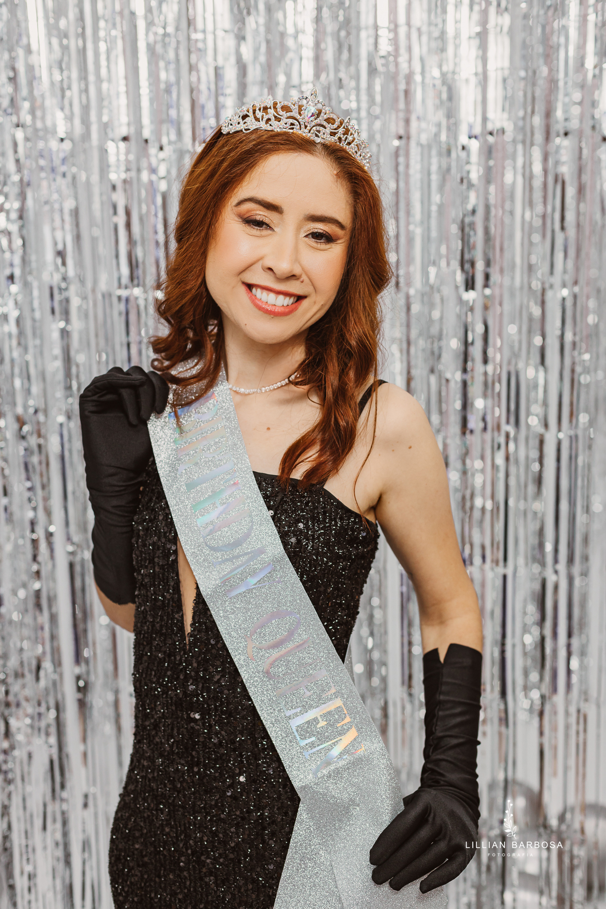 ensaio-pessoal-ensaio-de-aniversario-fotos-de-trita-anos-vestido-preto-e-brilho-baloes-cortina-prata-estudio-lillian-barbosa-fotografa-de-lauro-muller-