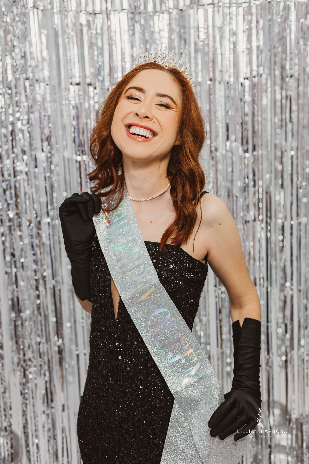ensaio-pessoal-ensaio-de-aniversario-fotos-de-trita-anos-vestido-preto-e-brilho-baloes-cortina-prata-estudio-lillian-barbosa-fotografa-de-lauro-muller-
