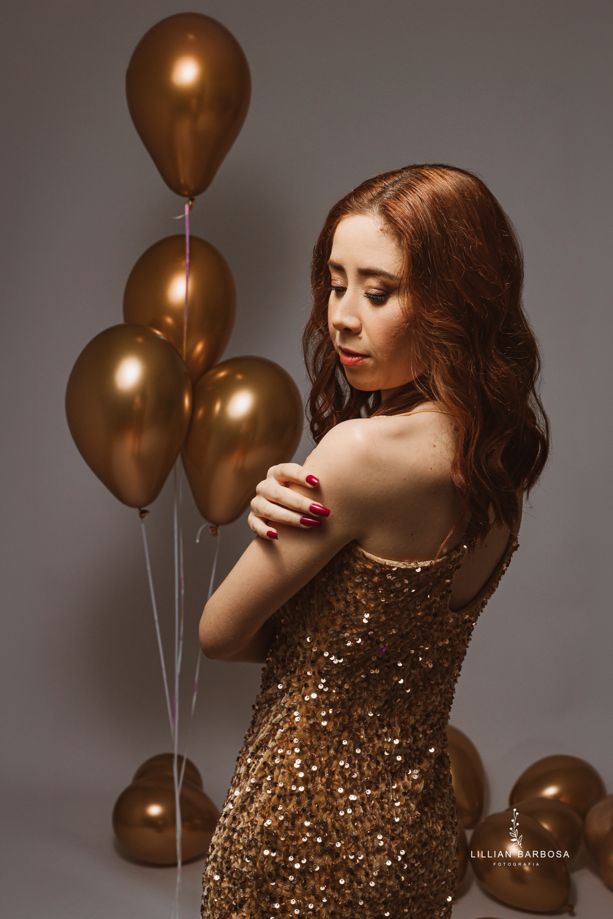 ensaio-pessoal-ensaio-de-aniversario-fotos-de-trita-anos-vestido-preto-e-brilho-baloes-cortina-prata-estudio-lillian-barbosa-fotografa-de-lauro-muller-