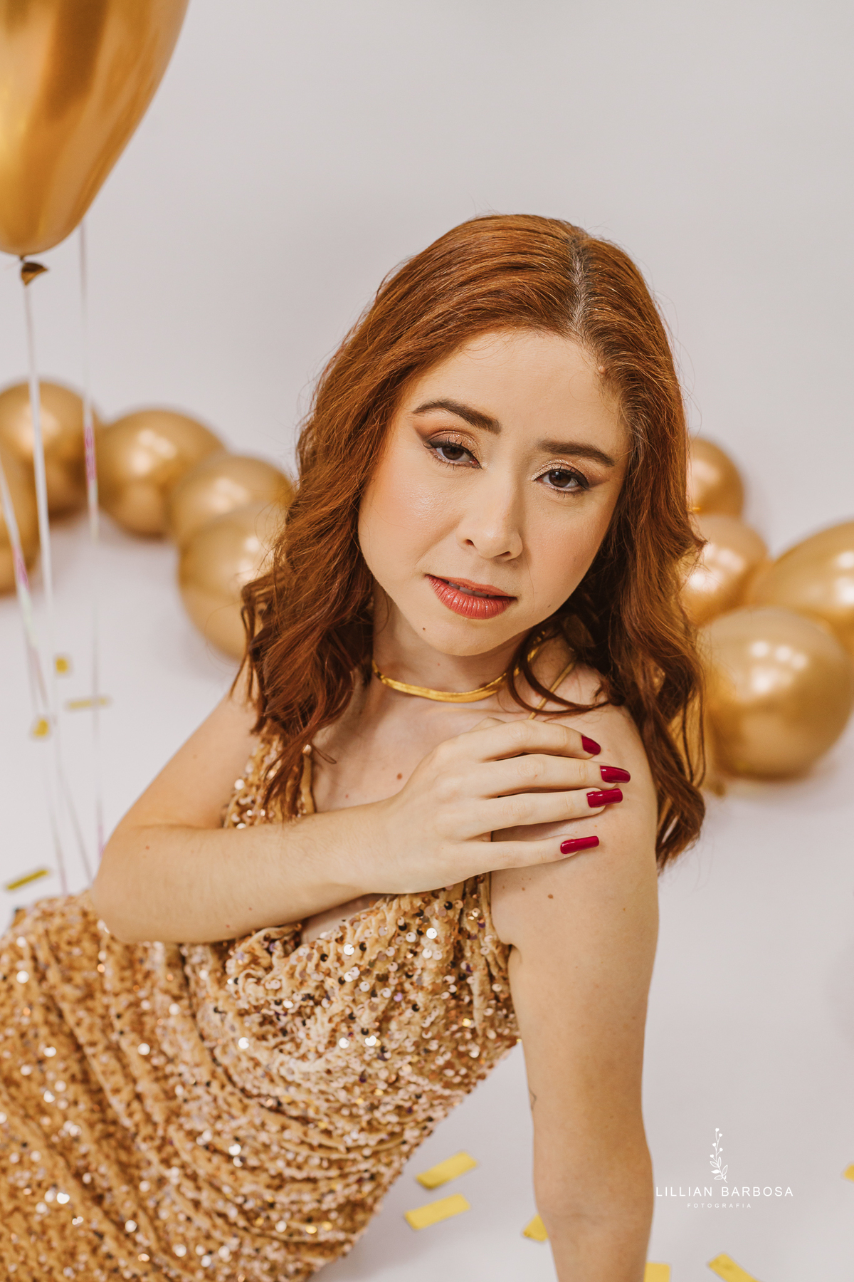 ensaio-pessoal-ensaio-de-aniversario-fotos-de-trita-anos-vestido-preto-e-brilho-baloes-cortina-prata-estudio-lillian-barbosa-fotografa-de-lauro-muller-