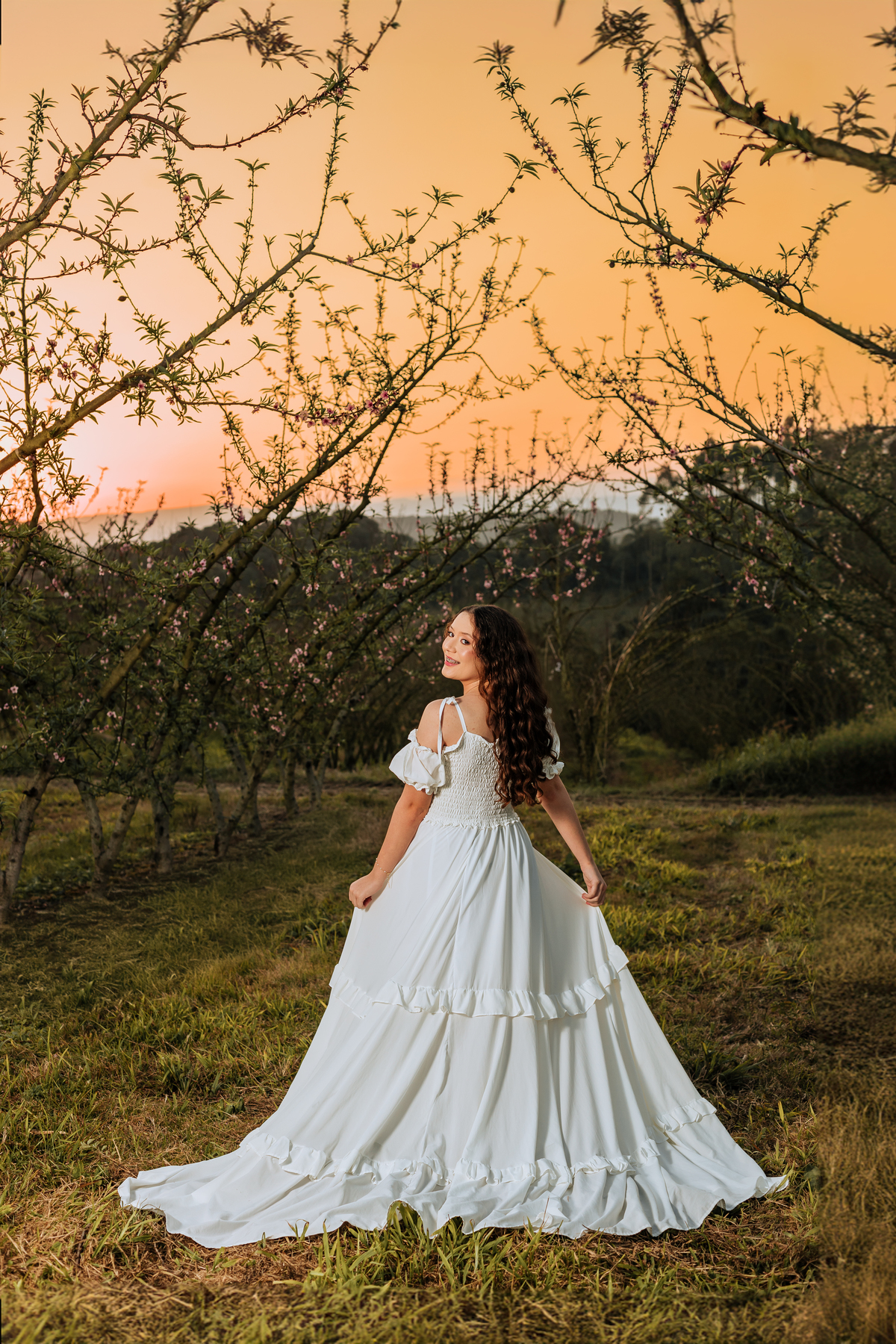 ensaio-de-quinze-anos-em-um-pomar-de-pessegos-em-urussanga-fotografa-de-urussanga-fotografa-de0lauro muller-