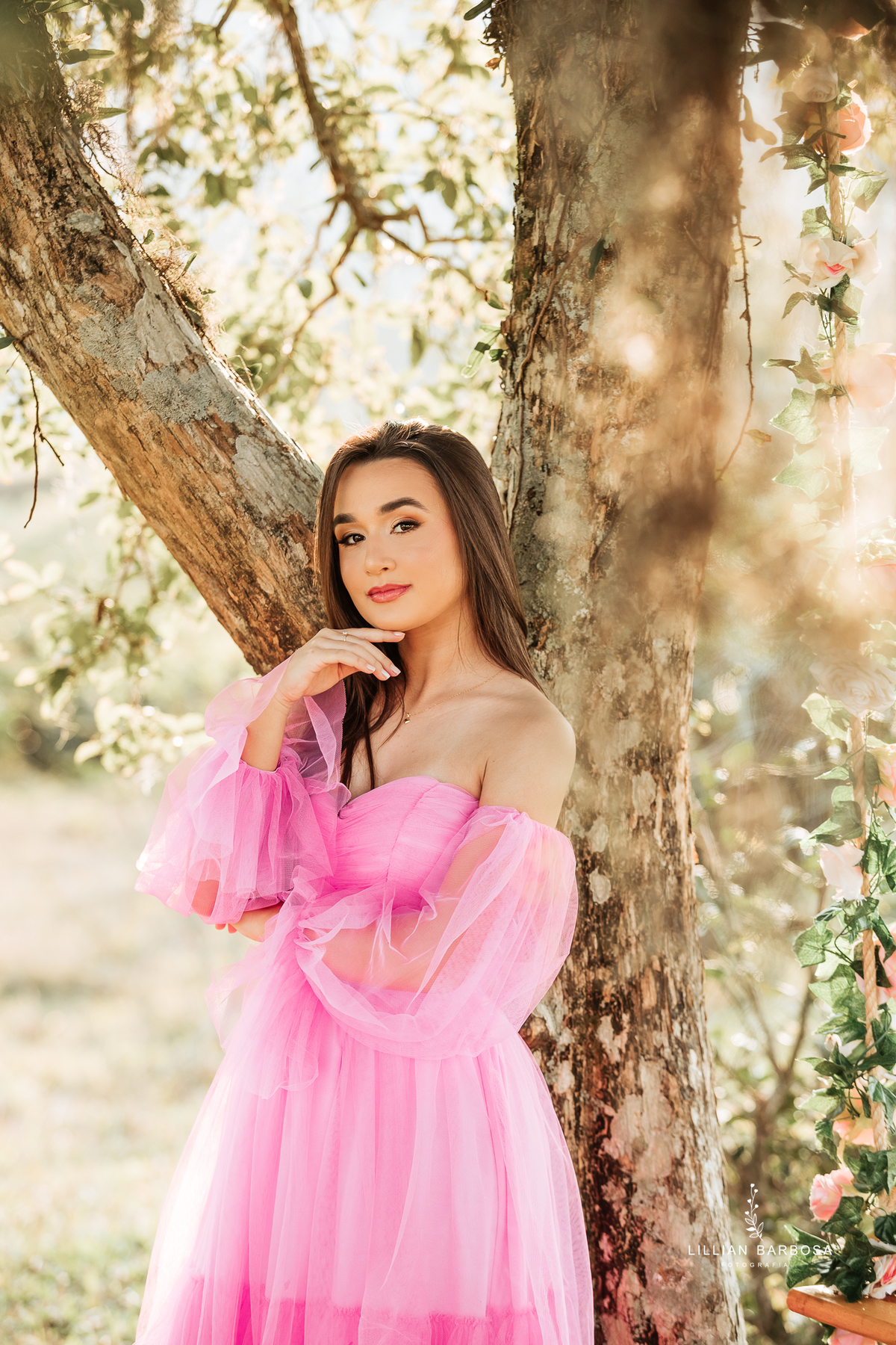 Ensaio-de-quinze-anos-na-cidade-de-lauro-muller-vestido-rosa-pink-vestido-verde-agua-flores-no-balanço-por-do-sol-fotografa-de-lauro-muller-fotografa-lillian-barbosa