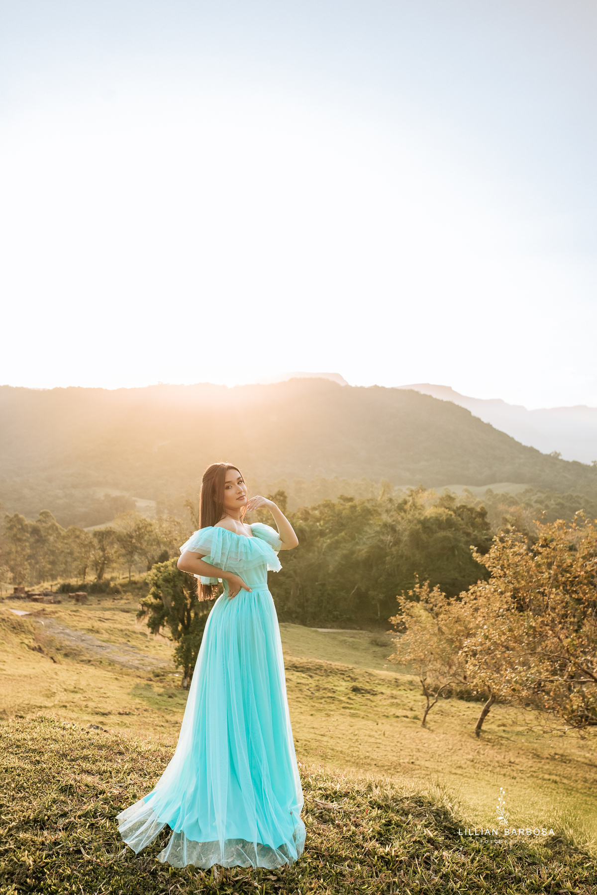 Ensaio-de-quinze-anos-na-cidade-de-lauro-muller-vestido-rosa-pink-vestido-verde-agua-flores-no-balanço-por-do-sol-fotografa-de-lauro-muller-fotografa-lillian-barbosa