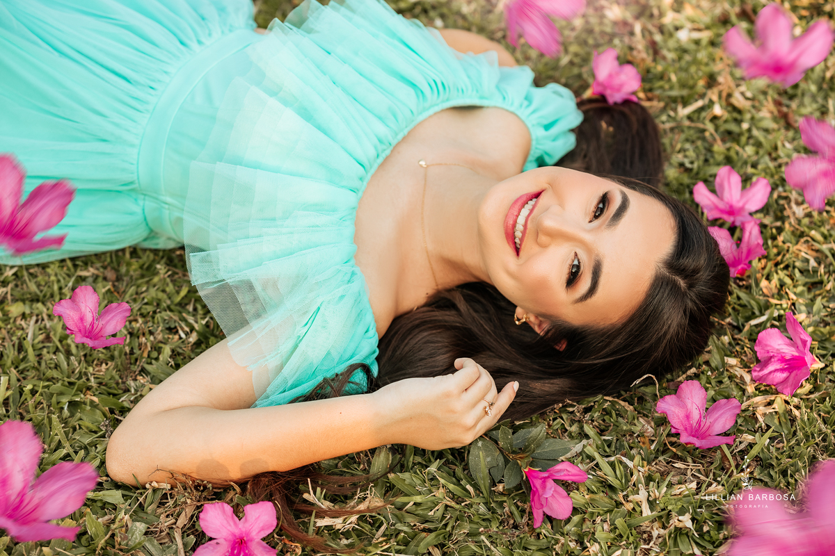 Ensaio-de-quinze-anos-na-cidade-de-lauro-muller-vestido-rosa-pink-vestido-verde-agua-flores-no-balanço-por-do-sol-fotografa-de-lauro-muller-fotografa-lillian-barbosa