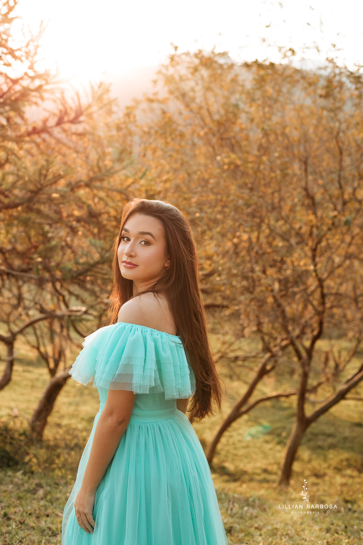 Ensaio-de-quinze-anos-na-cidade-de-lauro-muller-vestido-rosa-pink-vestido-verde-agua-flores-no-balanço-por-do-sol-fotografa-de-lauro-muller-fotografa-lillian-barbosa