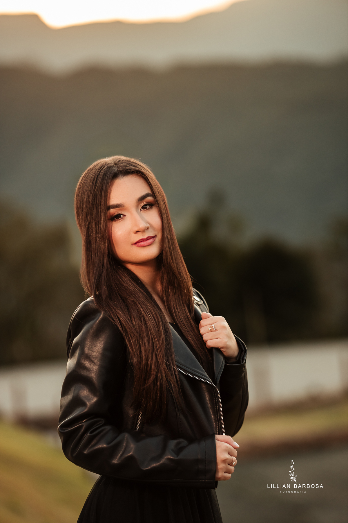 Ensaio-de-quinze-anos-na-cidade-de-lauro-muller-vestido-rosa-pink-vestido-verde-agua-flores-no-balanço-por-do-sol-fotografa-de-lauro-muller-fotografa-lillian-barbosa