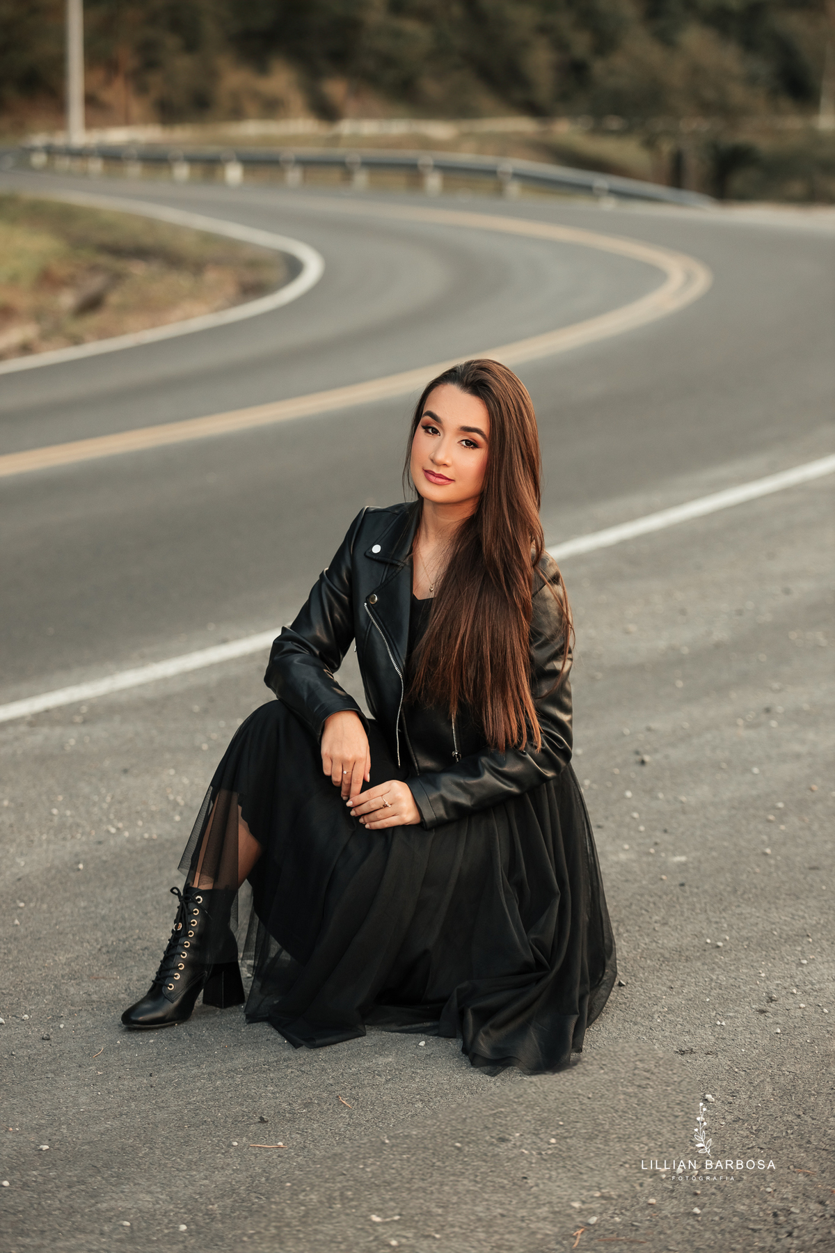 Ensaio-de-quinze-anos-na-cidade-de-lauro-muller-vestido-rosa-pink-vestido-verde-agua-flores-no-balanço-por-do-sol-fotografa-de-lauro-muller-fotografa-lillian-barbosa