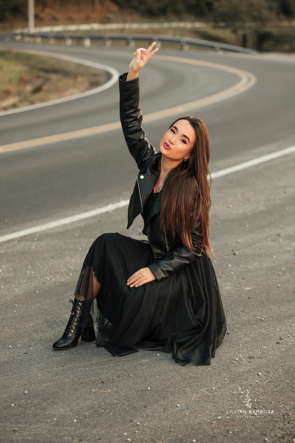 Ensaio-de-quinze-anos-na-cidade-de-lauro-muller-vestido-rosa-pink-vestido-verde-agua-flores-no-balanço-por-do-sol-fotografa-de-lauro-muller-fotografa-lillian-barbosa