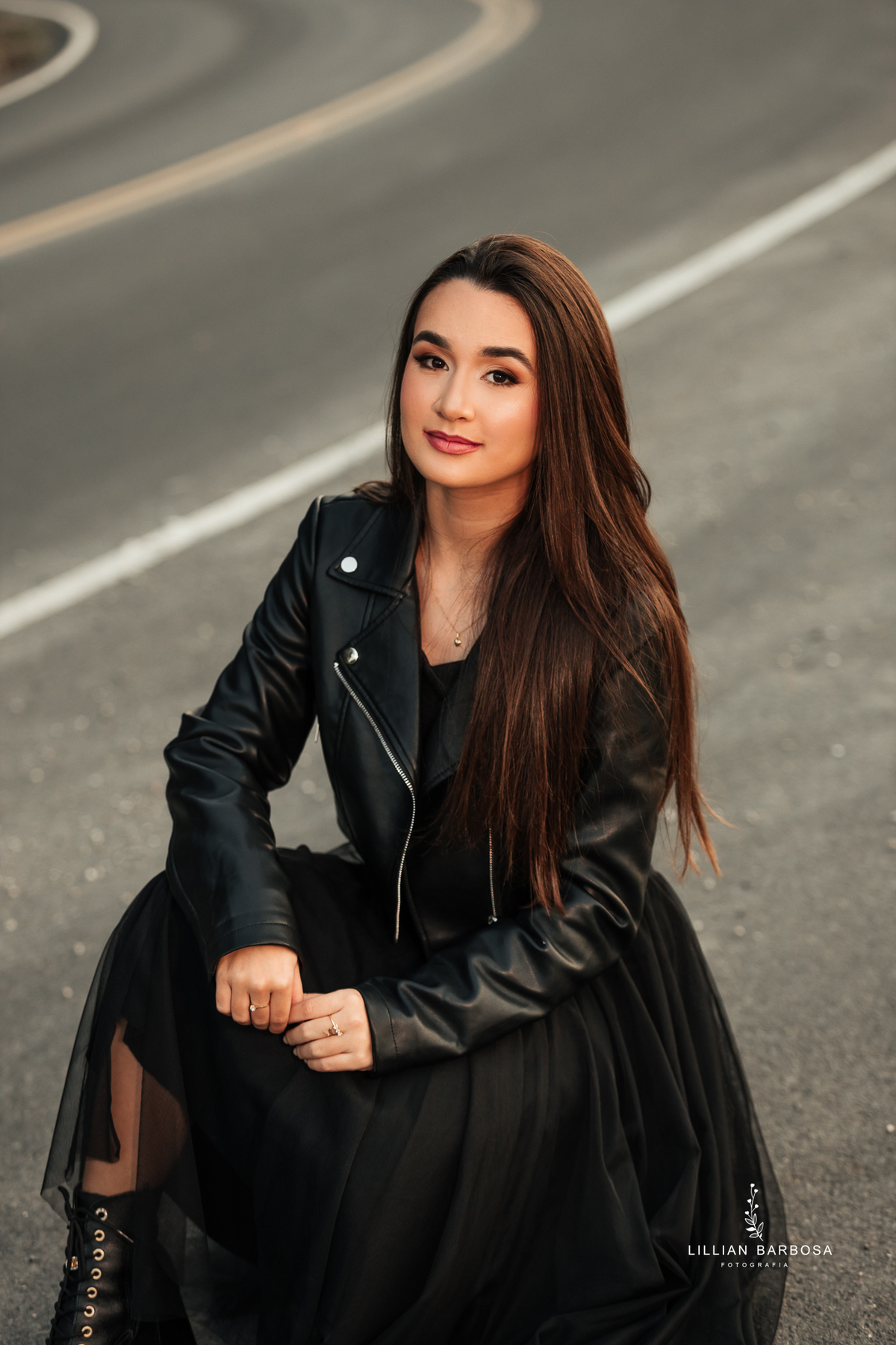 Ensaio-de-quinze-anos-na-cidade-de-lauro-muller-vestido-rosa-pink-vestido-verde-agua-flores-no-balanço-por-do-sol-fotografa-de-lauro-muller-fotografa-lillian-barbosa