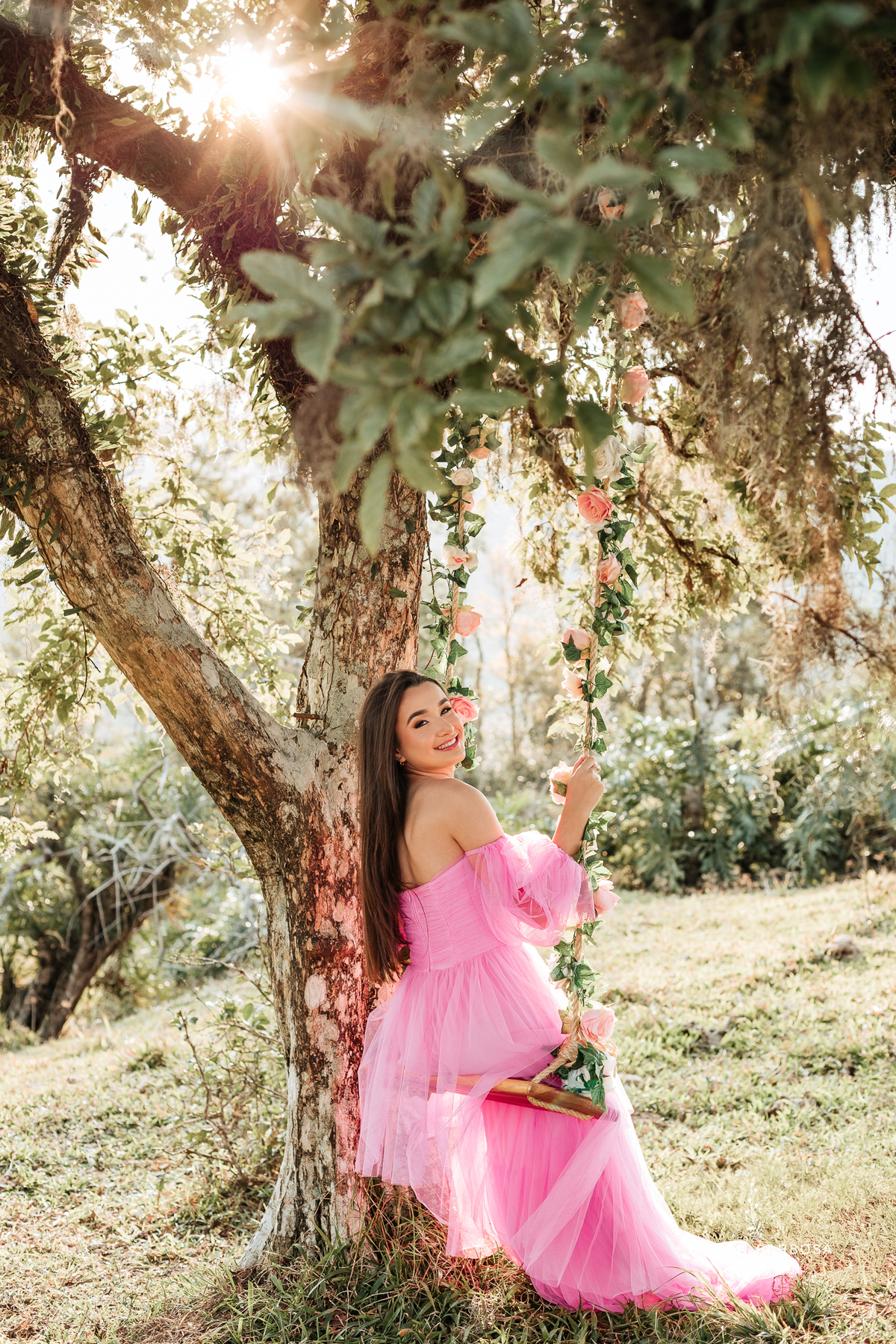 Ensaio-de-quinze-anos-na-cidade-de-lauro-muller-vestido-rosa-pink-vestido-verde-agua-flores-no-balanço-por-do-sol-fotografa-de-lauro-muller-fotografa-lillian-barbosa