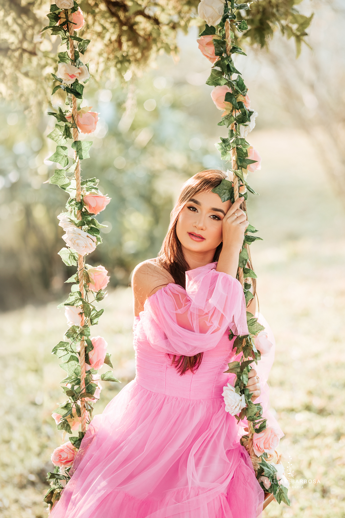 Ensaio-de-quinze-anos-na-cidade-de-lauro-muller-vestido-rosa-pink-vestido-verde-agua-flores-no-balanço-por-do-sol-fotografa-de-lauro-muller-fotografa-lillian-barbosa