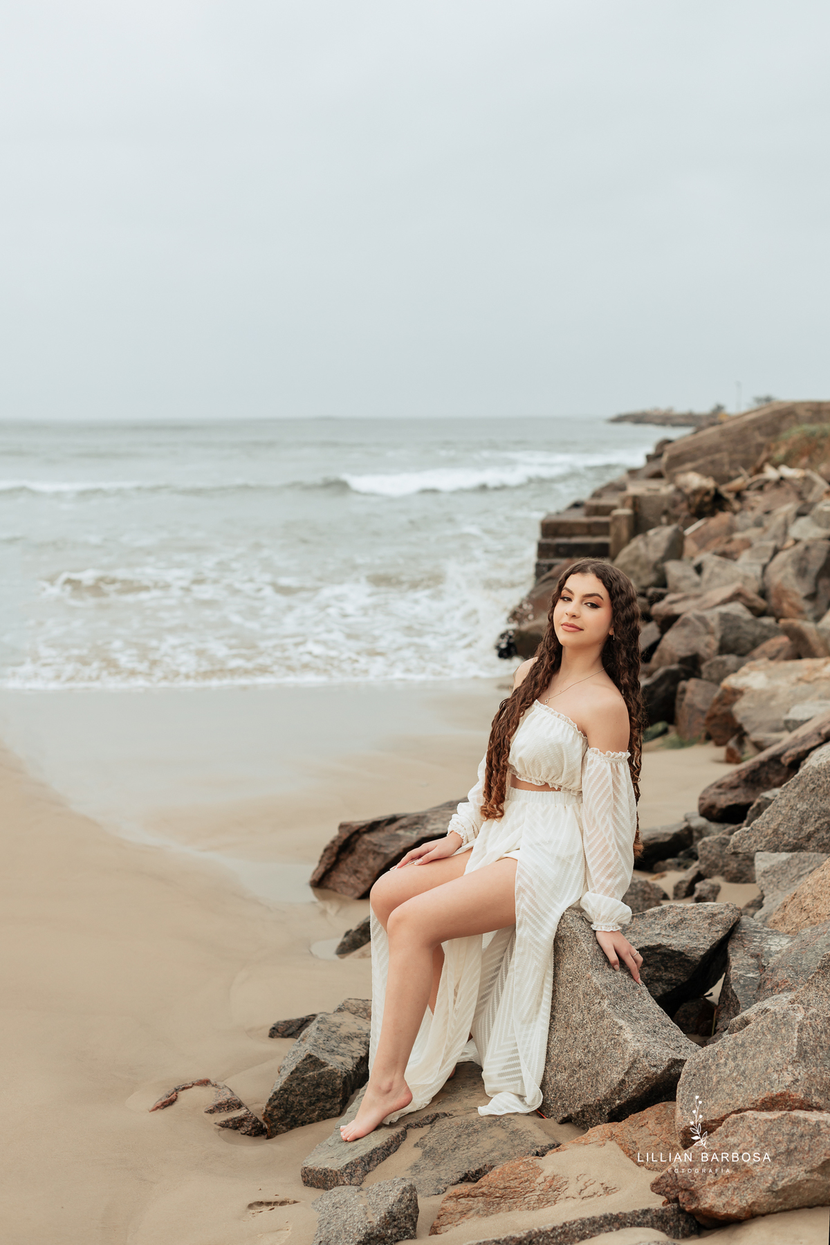 Ensaio-de-quinze-anos-na-cidade-de-Laguna-santa-catarina-vestido-branco-conjunto-branco-preto-ensaio-na-praia-balanço-por-do-sol-fotografa-de-lauro-muller-fotografa-lillian-barbosa