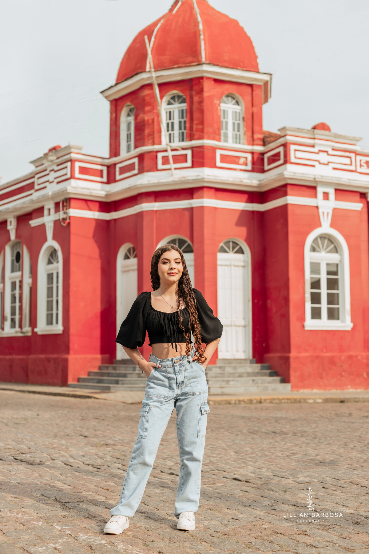 Ensaio-de-quinze-anos-na-cidade-de-Laguna-santa-catarina-vestido-branco-conjunto-branco-preto-ensaio-na-praia-balanço-por-do-sol-fotografa-de-lauro-muller-fotografa-lillian-barbosa