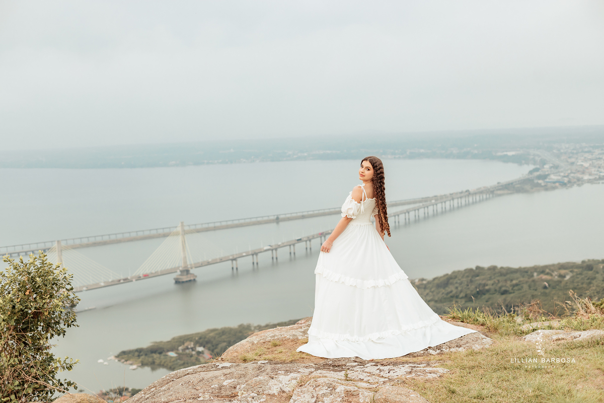 Ensaio-de-quinze-anos-na-cidade-de-Laguna-santa-catarina-vestido-branco-conjunto-branco-preto-ensaio-na-praia-balanço-por-do-sol-fotografa-de-lauro-muller-fotografa-lillian-barbosa