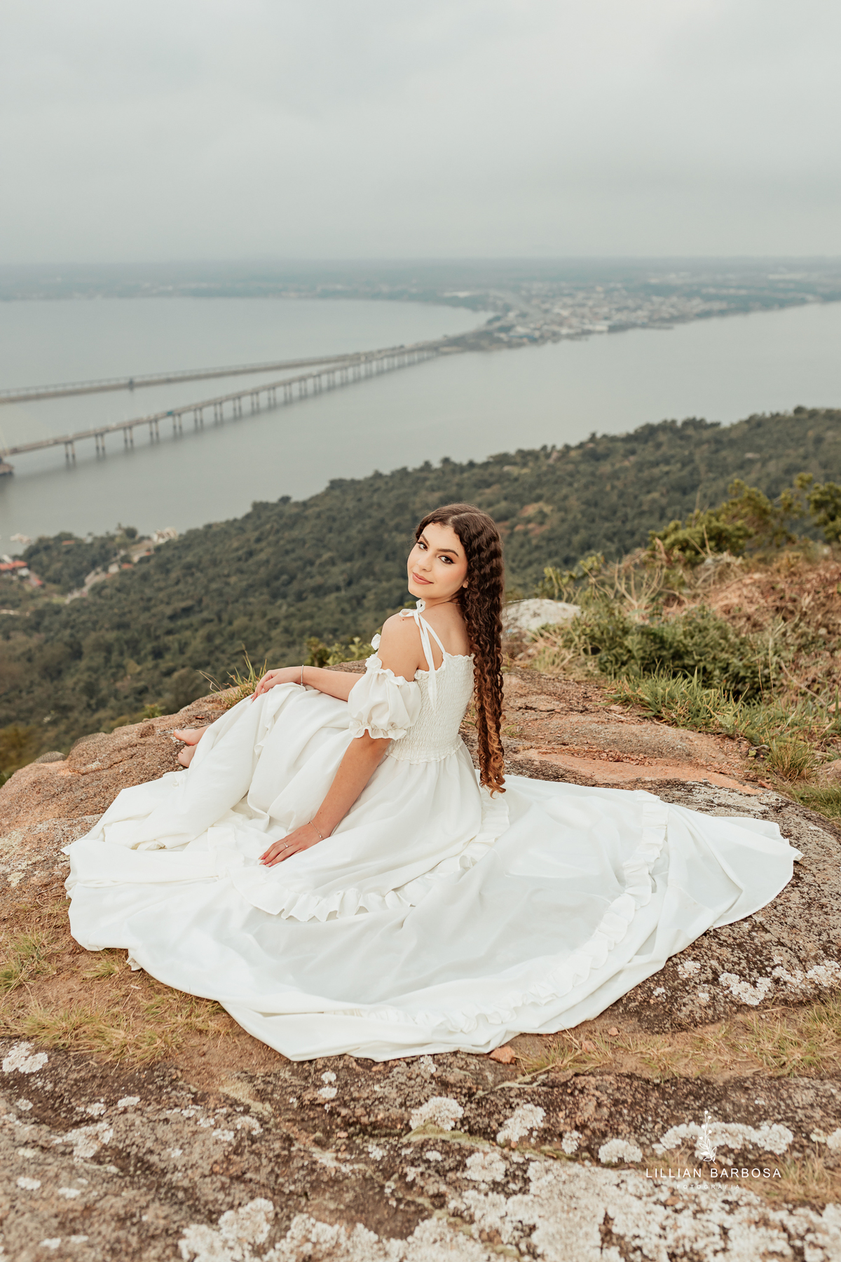 Ensaio-de-quinze-anos-na-cidade-de-Laguna-santa-catarina-vestido-branco-conjunto-branco-preto-ensaio-na-praia-balanço-por-do-sol-fotografa-de-lauro-muller-fotografa-lillian-barbosa
