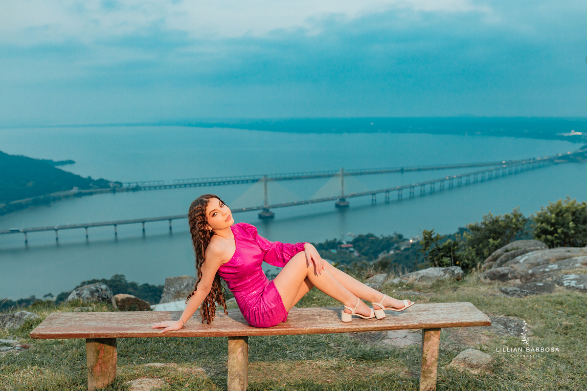Ensaio-de-quinze-anos-na-cidade-de-Laguna-santa-catarina-vestido-branco-conjunto-branco-preto-ensaio-na-praia-balanço-por-do-sol-fotografa-de-lauro-muller-fotografa-lillian-barbosa