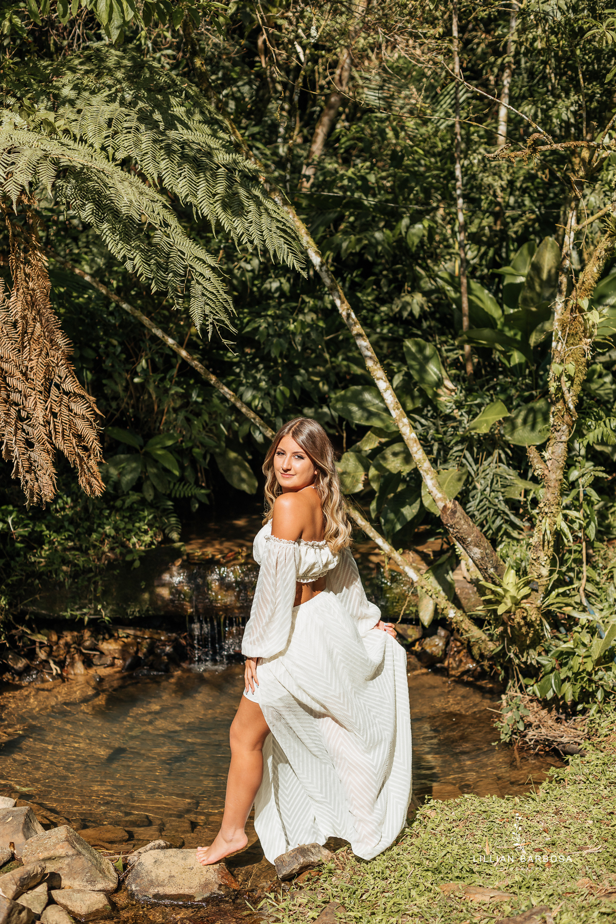 Ensaio-de-quinze-anos-na-cidade-de-Lauro-muller-santa-catarina-conjunto-branco-e-rosa-por-do-sol-fotografa-de-lauro-muller-fotografa-lillian-barbosa