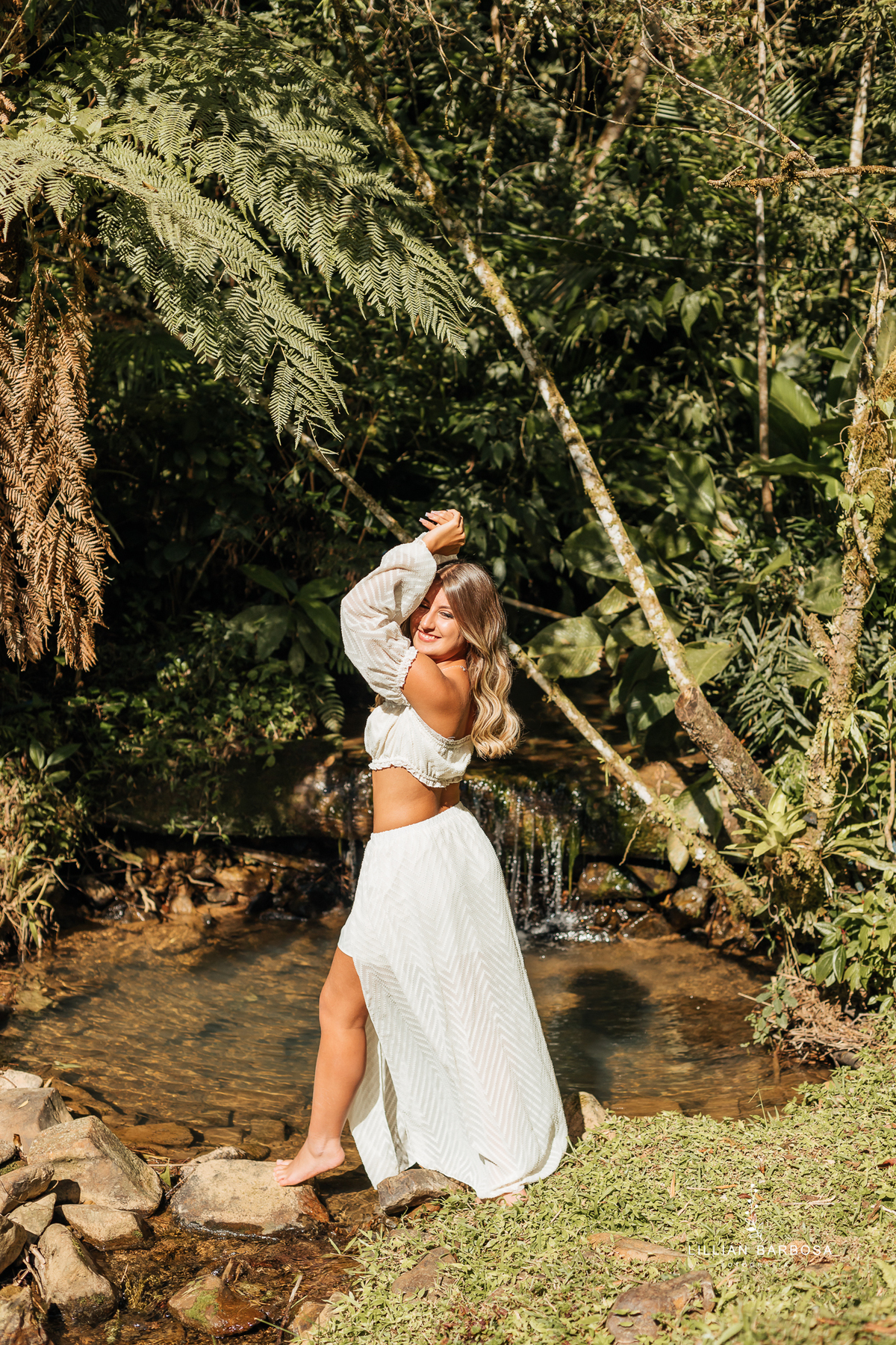 Ensaio-de-quinze-anos-na-cidade-de-Lauro-muller-santa-catarina-conjunto-branco-e-rosa-por-do-sol-fotografa-de-lauro-muller-fotografa-lillian-barbosa