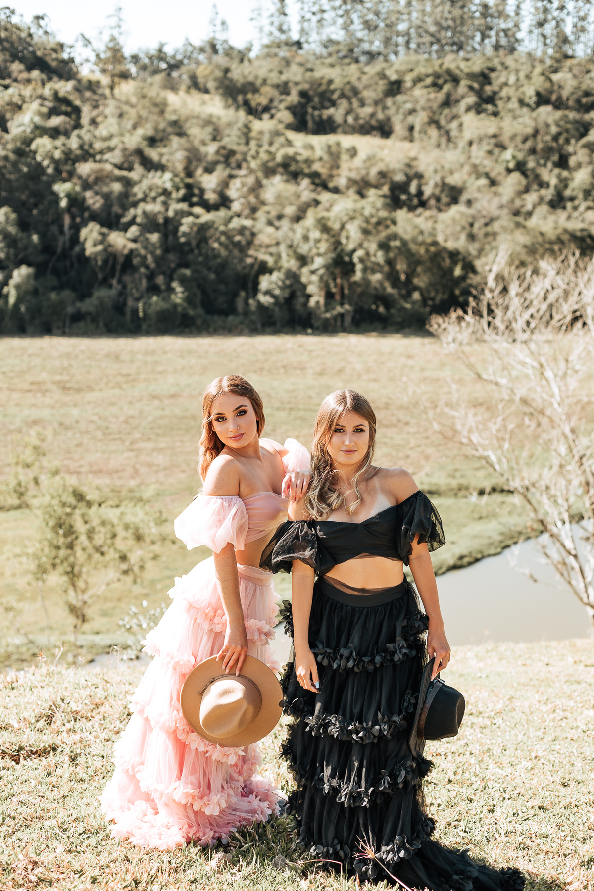 Ensaio-de-quinze-anos-na-cidade-de-Lauro-muller-santa-catarina-conjunto-branco-e-rosa-por-do-sol-fotografa-de-lauro-muller-fotografa-lillian-barbosa