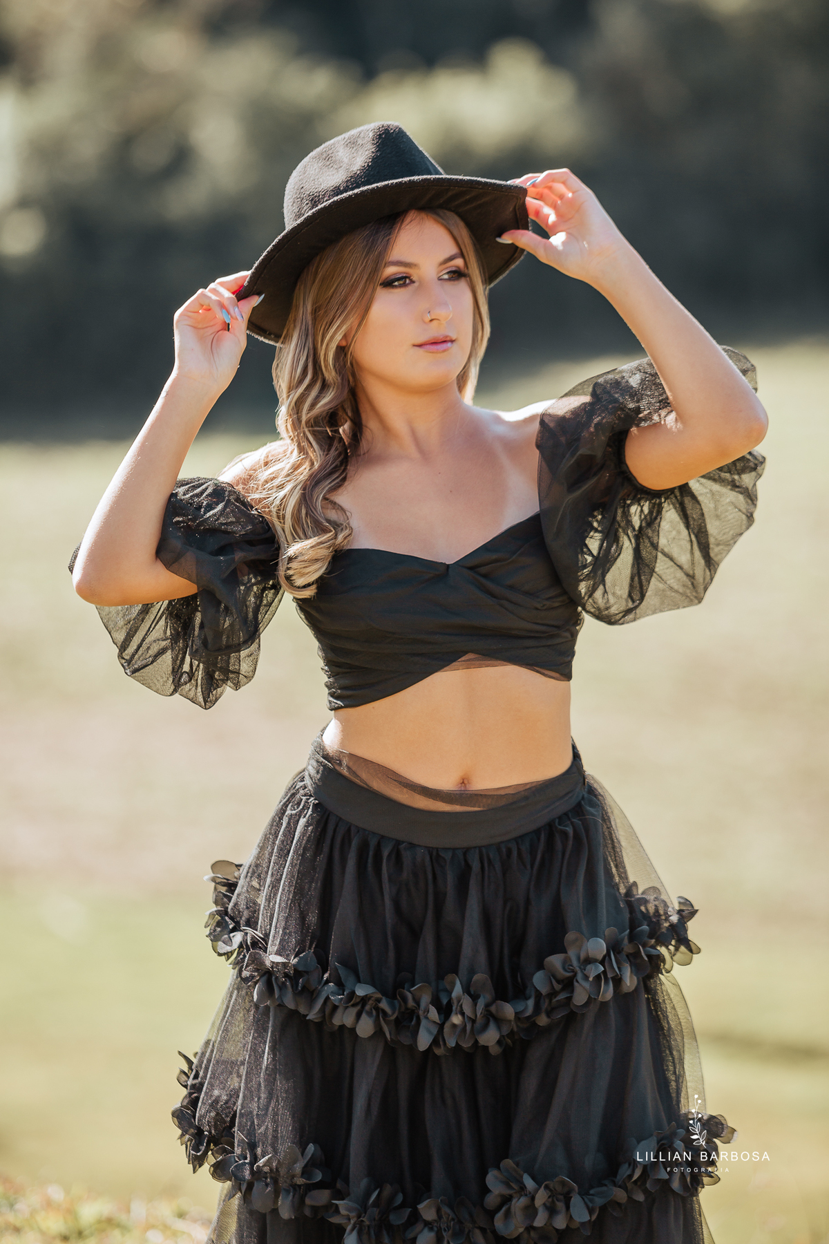 Ensaio-de-quinze-anos-na-cidade-de-Lauro-muller-santa-catarina-conjunto-branco-e-rosa-por-do-sol-fotografa-de-lauro-muller-fotografa-lillian-barbosa