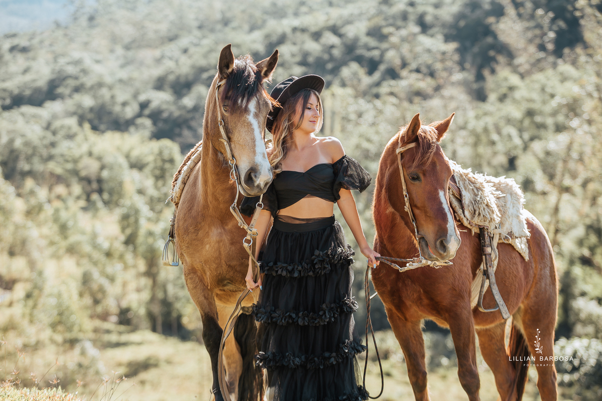 Ensaio-de-quinze-anos-na-cidade-de-Lauro-muller-santa-catarina-conjunto-branco-e-rosa-por-do-sol-fotografa-de-lauro-muller-fotografa-lillian-barbosa