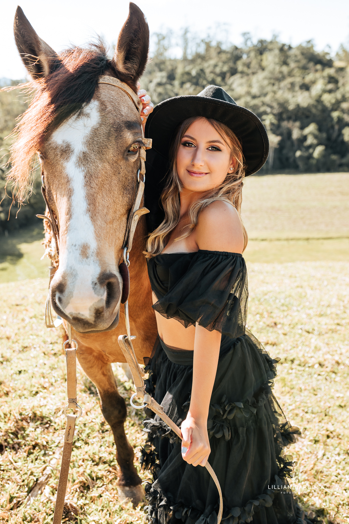 Ensaio-de-quinze-anos-na-cidade-de-Lauro-muller-santa-catarina-conjunto-branco-e-rosa-por-do-sol-fotografa-de-lauro-muller-fotografa-lillian-barbosa