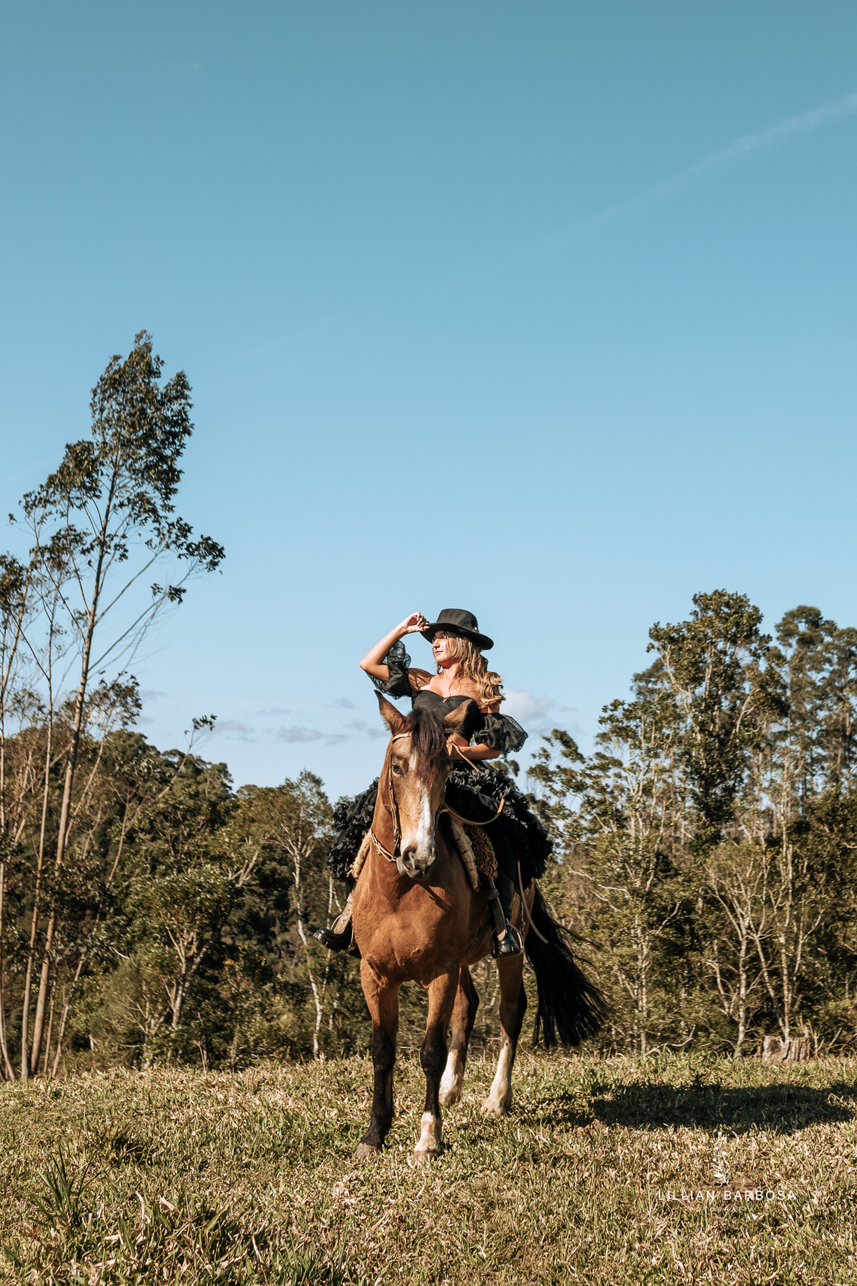 Ensaio-de-quinze-anos-na-cidade-de-Lauro-muller-santa-catarina-conjunto-branco-e-rosa-por-do-sol-fotografa-de-lauro-muller-fotografa-lillian-barbosa