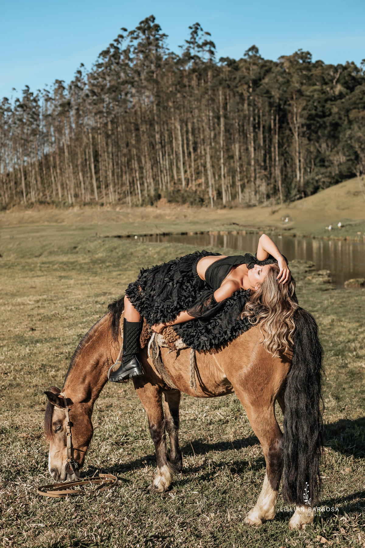 Ensaio-de-quinze-anos-na-cidade-de-Lauro-muller-santa-catarina-conjunto-branco-e-rosa-por-do-sol-fotografa-de-lauro-muller-fotografa-lillian-barbosa