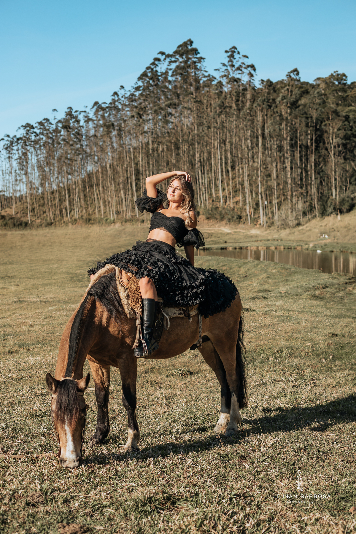 Ensaio-de-quinze-anos-na-cidade-de-Lauro-muller-santa-catarina-conjunto-branco-e-rosa-por-do-sol-fotografa-de-lauro-muller-fotografa-lillian-barbosa