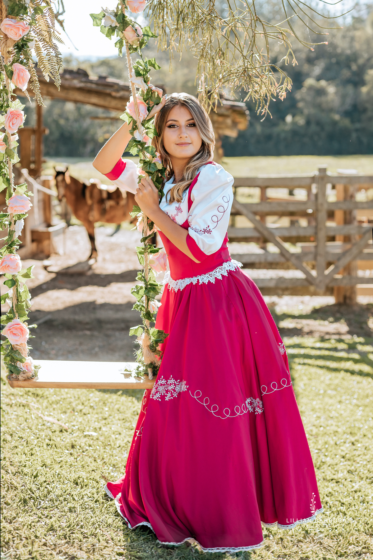 Ensaio-de-quinze-anos-na-cidade-de-Lauro-muller-santa-catarina-conjunto-branco-e-rosa-por-do-sol-fotografa-de-lauro-muller-fotografa-lillian-barbosa