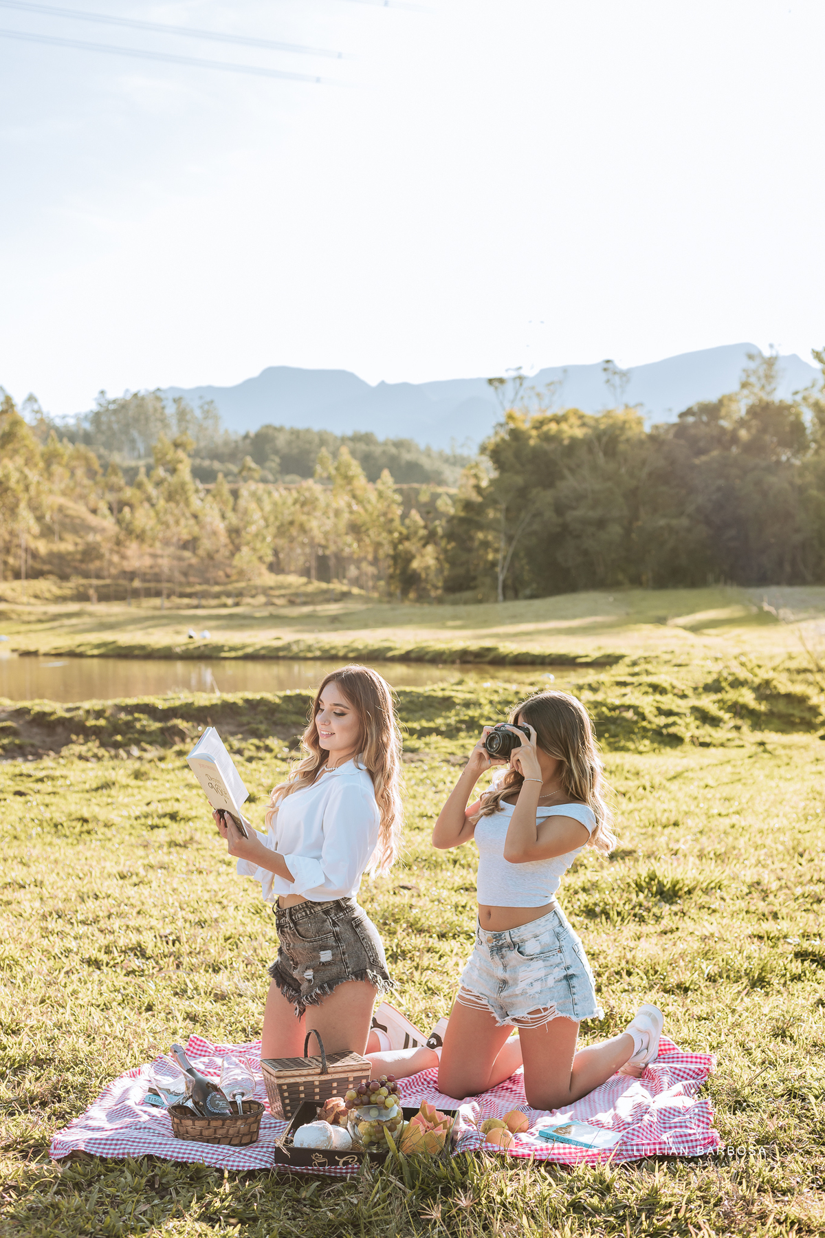 Ensaio-de-quinze-anos-na-cidade-de-Lauro-muller-santa-catarina-conjunto-branco-e-rosa-por-do-sol-fotografa-de-lauro-muller-fotografa-lillian-barbosa