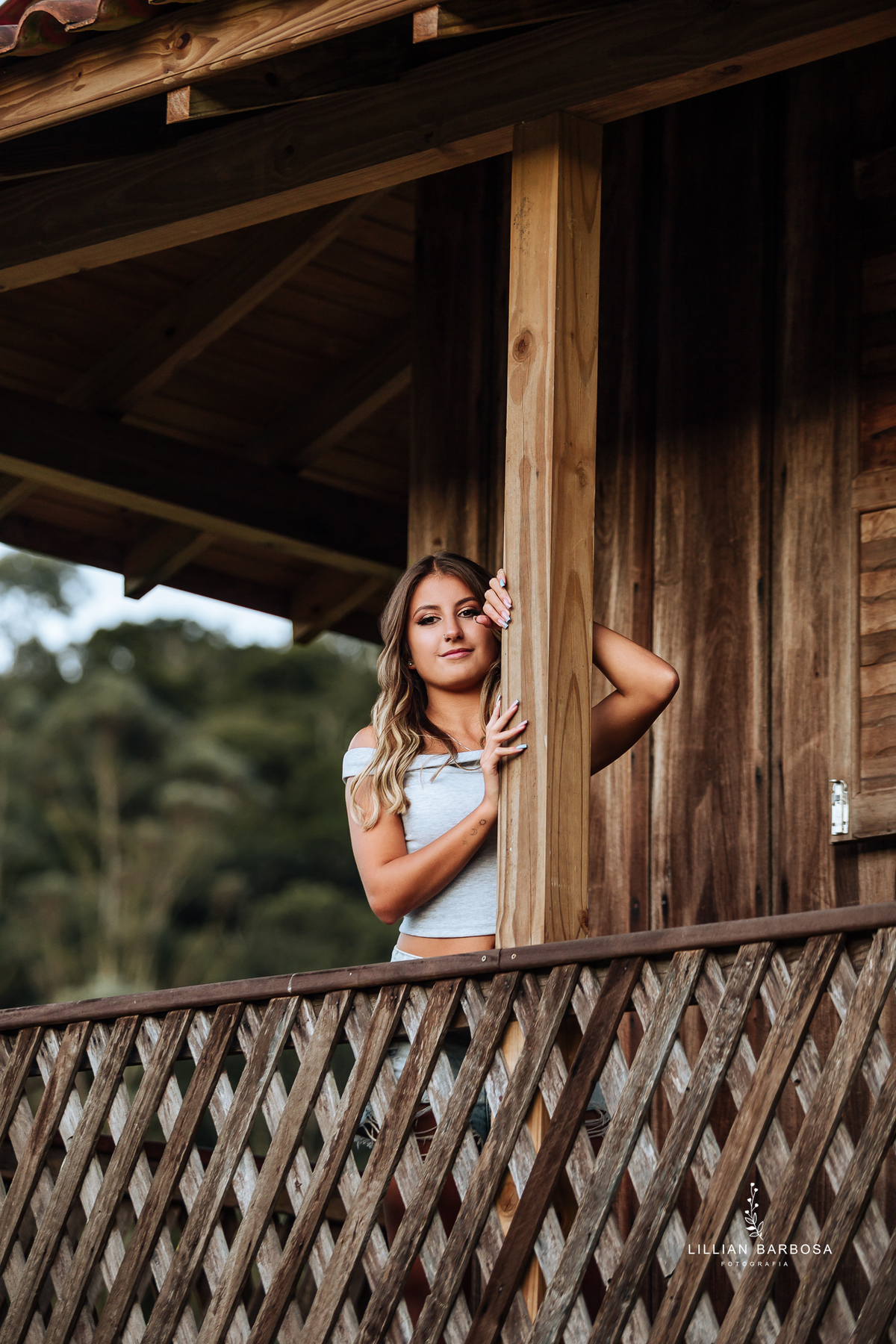 Ensaio-de-quinze-anos-na-cidade-de-Lauro-muller-santa-catarina-conjunto-branco-e-rosa-por-do-sol-fotografa-de-lauro-muller-fotografa-lillian-barbosa